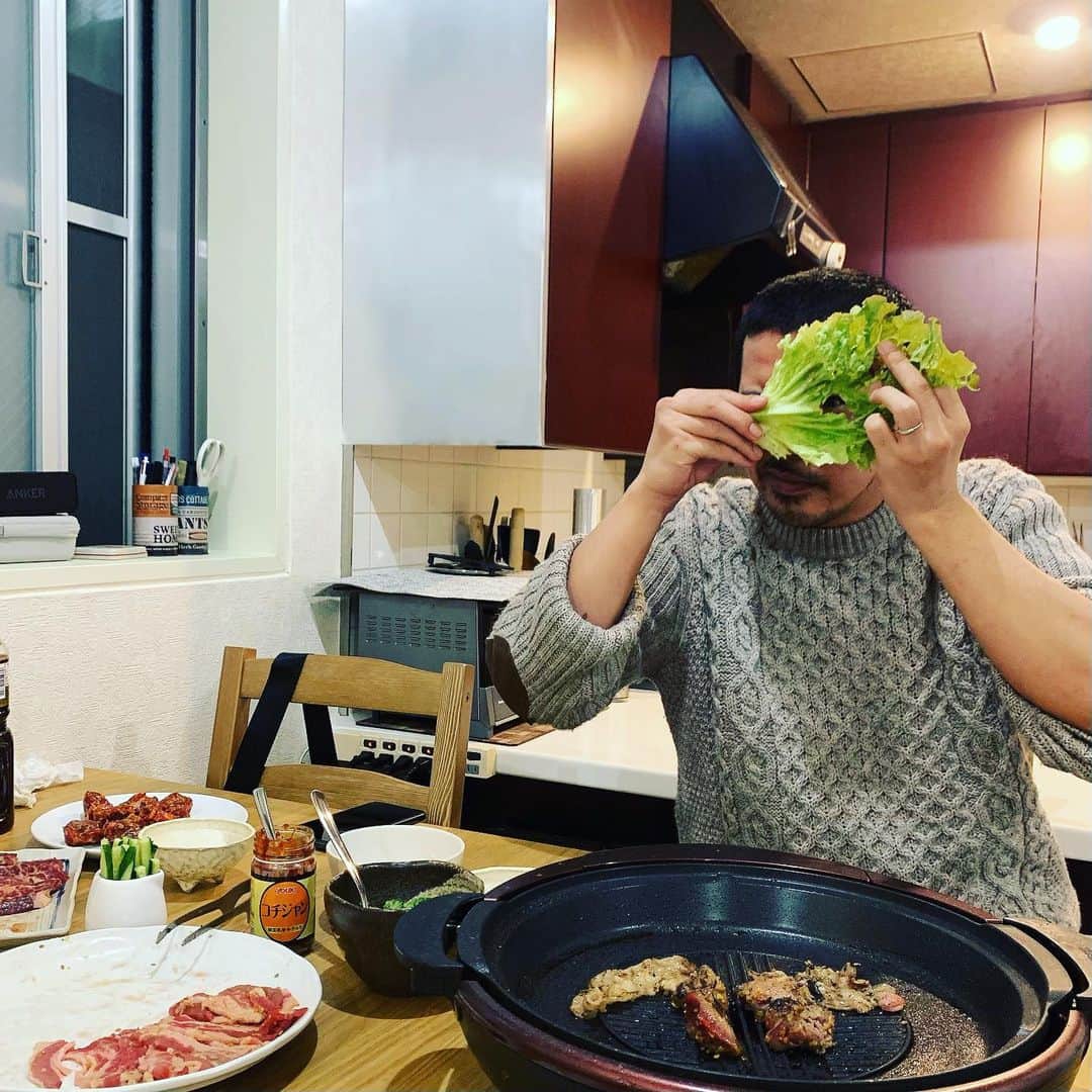 佐藤祐基のインスタグラム：「皆様、SNS等へのお祝いコメントありがとうございます。 本日、37歳となりました。 連日  #新国立劇場  #斬られの仙太 の稽古に励んでおります。 このご時世、外食とは行かないので、夫婦でお家焼肉パーティー。 空気清浄機がけたたましく唸り声をあげております笑 ハナマサって最高だよね…ホント。 今年はどんな一年になるかなぁ…楽しみだなぁ。  #2月22日  #誕生日 #猫の日 #断然犬派 #おうちごはんlover  #22時22分」
