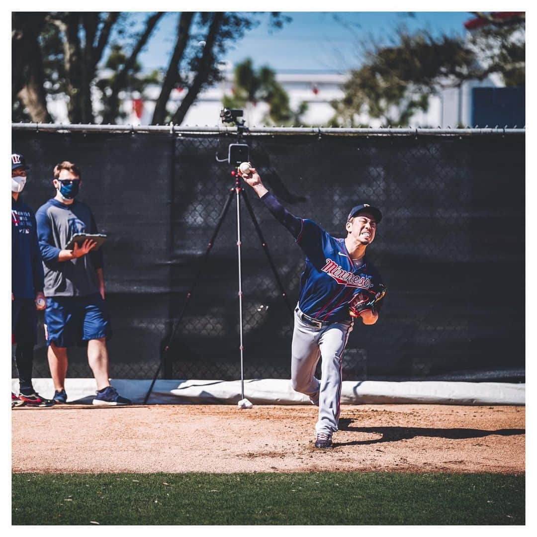 前田健太さんのインスタグラム写真 - (前田健太Instagram)「⚾️🌴 キャンプに入って初ブルペン。 いい感じでした！ 1球1球データを取ってもらいながら新しい事にチャレンジ中。 進化出来るように頑張ります💪 📸@bracehemmelgarn  #twins #florida  #フロリダ #スプリングトレーニング #ツインズ」2月22日 22時24分 - 18_maeken