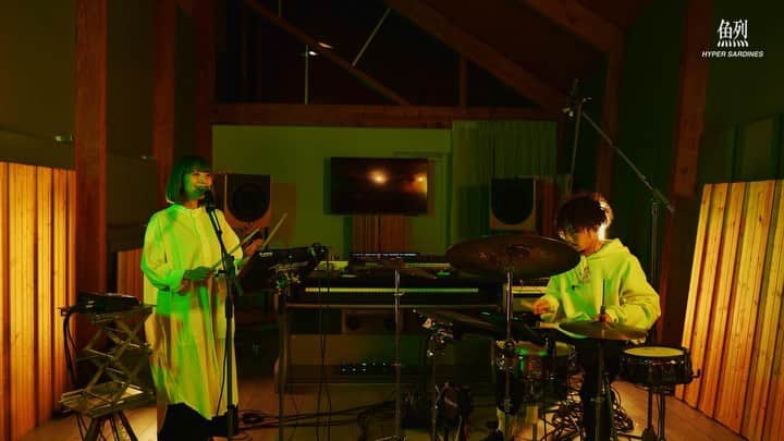 鎌野愛のインスタグラム：「◆◀︎ HYPER SARDINES - GOD (Live)  8SC ▶︎◆  配信シングル「GOD」のライブ映像です。フルはYouTubeでご覧ください👀  https://youtu.be/9S7RDkcehuk  ✴︎ 8SC = anre*f records Yatsugatake Studio Concert とは八ヶ岳は標高1100mに位置するアンレフレコーズのプライベートスタジオからお届けするコンサートシリーズ。 略称は8SC。  produce  anre*f records shoot  WAVAIFF™️  #hypersardines #vocal #voice #drums #percussion #yatsugatake #privatestudio」