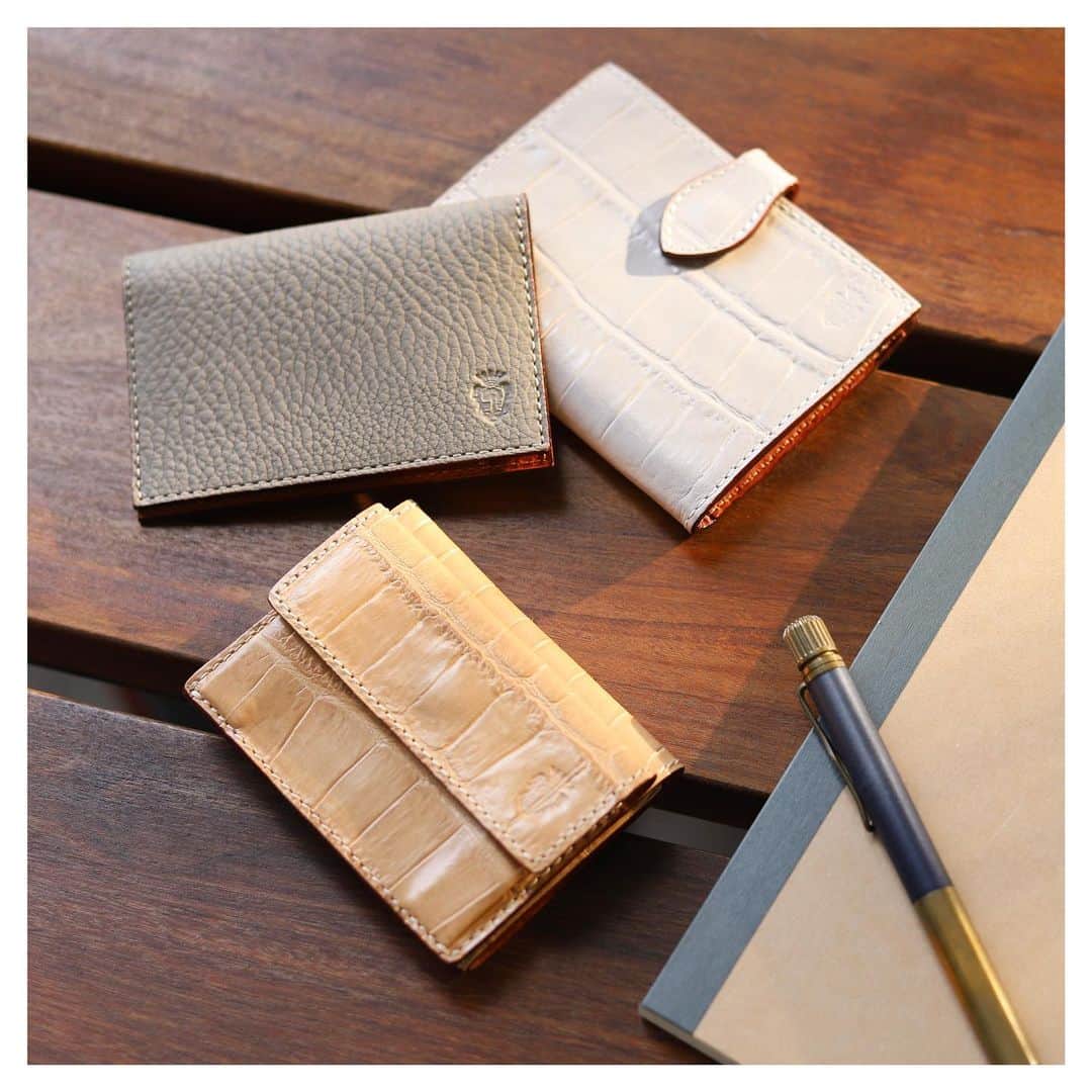 Felisi Japan 〔フェリージ〕さんのインスタグラム写真 - (Felisi Japan 〔フェリージ〕Instagram)「【Business Leather Goods】 . 経年変化によりグッと味わい深くなり、 長くご使用いただけるフェリージのビジネス小物。 ダークカラーで統一し堅実さの演出もお勧めですが、 鮮やかなワンポイントカラーで個性を演出できるのも、 フェリージのアイテムならでは。 持ち主の印象をワンランクアップしていただけます。 . . <1枚目> ■Wallet Model No. 1058/BU Price：¥38,500 . ■ID Case Model No. 862/1/SA Price：¥20,900 . ■Card Case Model No. 450/LD Price：¥22,000 . . <２枚目> ■Wallet Model No. 1031/SA Price：¥40,700 . ■Pass Case Model No. 777/LD Price：¥23,100 . ■Card Case Model No. 1077/SA Price：¥19,800 . . . #felisi #felisiselection #felisicollection #businessgoods #leathergoods #smallleathergoods #cardcase #IDcase #belt #wallet #フェリージ #フェリージセレクション #フェリージコレクション #ビジネスアイテム #ビジネス小物 #レザーグッズ #革製品 #革小物 #カードケース #IDケース #ベルト #財布」2月22日 22時27分 - felisi_japan