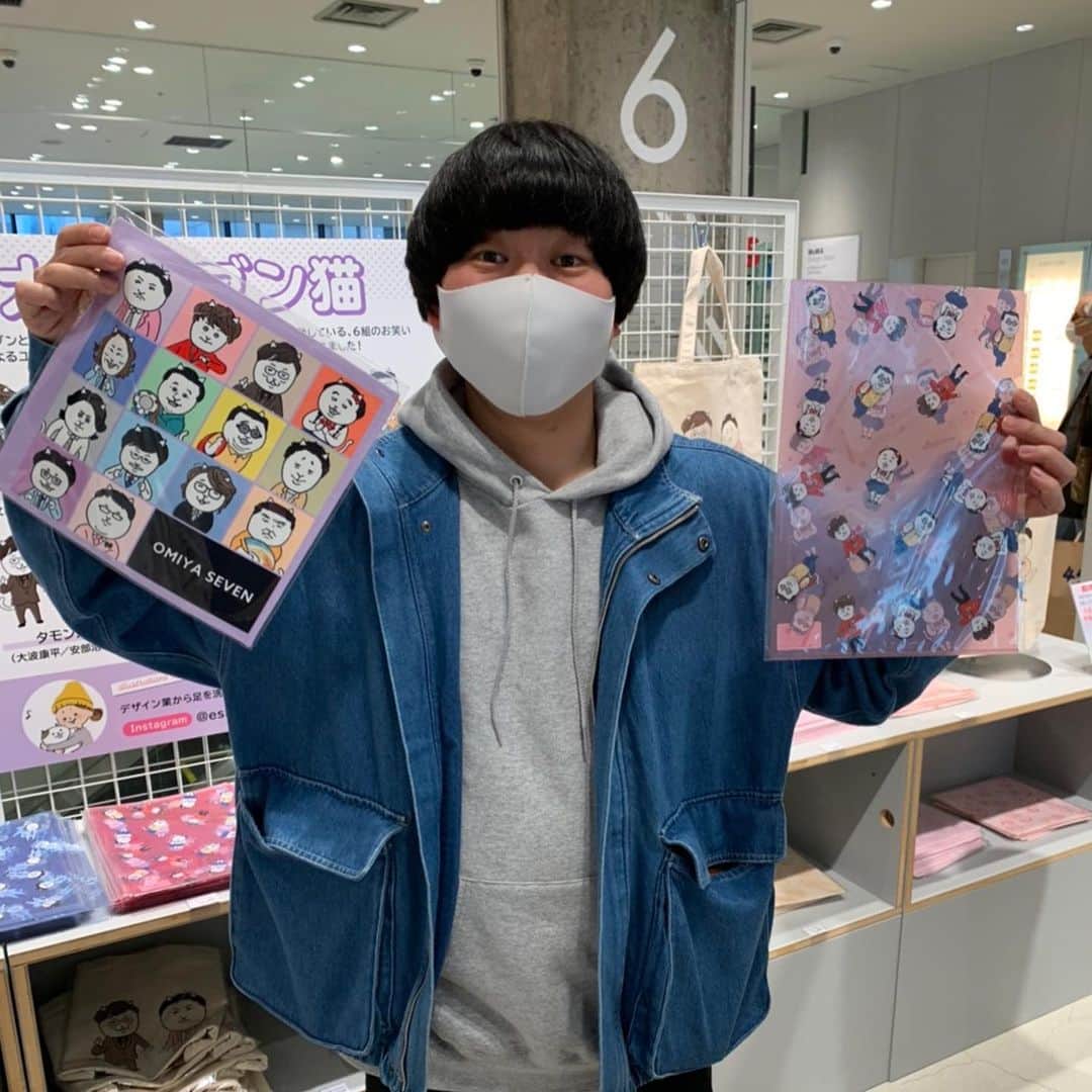 のインスタグラム：「銀座ロフト6階にて！！  【大宮セブン×猫】  #ジェラードン #大宮セブン #猫 #銀座ロフト #トークライブ前に3人で #全部めちゃくちゃ可愛いです」