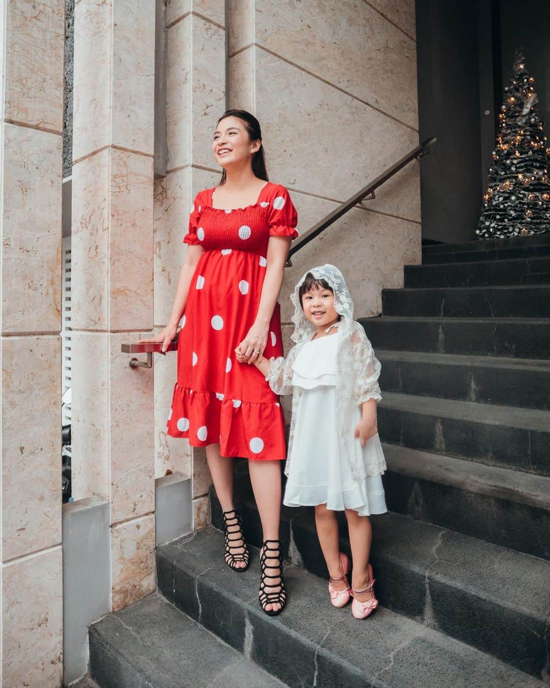 チェルシー・オリビアのインスタグラム：「Mami lagi foto dan ada yg mau ikutan juga di samping.. Jika mami pake heels nastusha juga harus pake heels • kalo mami pake make up nastusha juga mau makeup!!ga sabar kalo udh gede nanti apa dia masi mau gayanya kembaran sama aku?」