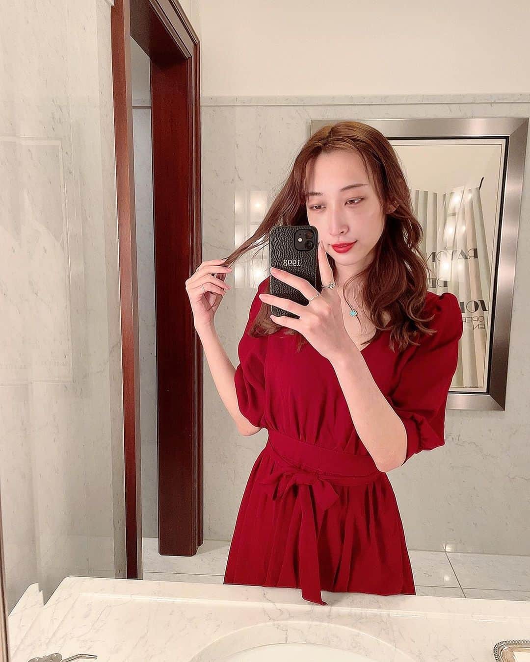瀬名ひなののインスタグラム：「術後6日経過〜🤍 3枚目の動画で伝わる若干の内出血感😂  今日はずーーっといきたかったカフェに行ってきた❤️ カフェの写真はまた今度載せるね！！ 腫れはもうほとんど引いて、内出血もおさまってはきたけどまだ完全には隠れない😭明日でちょうど1週間だからお酒とかもろもろ解禁するけどしばらくは控えたい🥲  このワンピ韓国で買ったやつなんだけどもう本当お気に入りすぎて度々インスタ登場してる👗笑笑  #目の下のたるみ #リフトアップ #二重 #若返り #サロモ募集中 #美容好き #美容女子 #サロモ希望 #透明感メイク #透明感女子 #韓国ファッション #韓国コスメ #韓国すきな人と繋がりたい #韓国メイク #韓国ヘア #韓国ブランド #韓国美容  #ファッション好き」