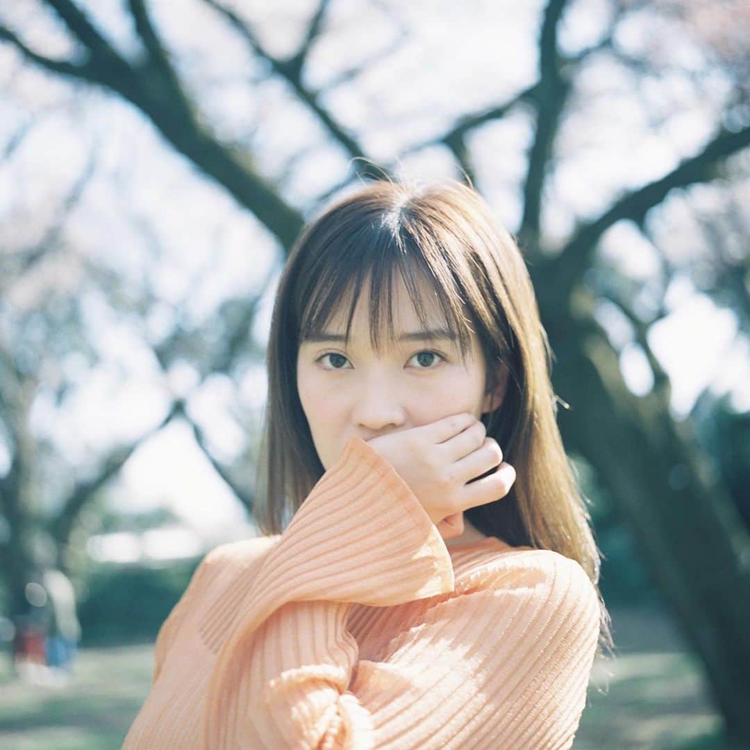 亜希子のインスタグラム：「この数日間は、なんか、スンッと自分の中で今後の覚悟が出来たというか。  これまで「恥ずかしくって、ちょっとここから先はお見せできないよ」みたいに感じていたものから、解放された気がしました。  でもなぁ、「覚悟」とかいうと、とってもオーバーなんだよなぁ。  普通に生きて、普通に自分の意見を主張して、普通に他者を受け入れて✳︎  全部、同じラインのなかで、当たり前に出来るといいよね。  温かいお言葉の数々、本当にありがとうございました。  素敵なお写真:🦌😭👏🙇‍♀️」