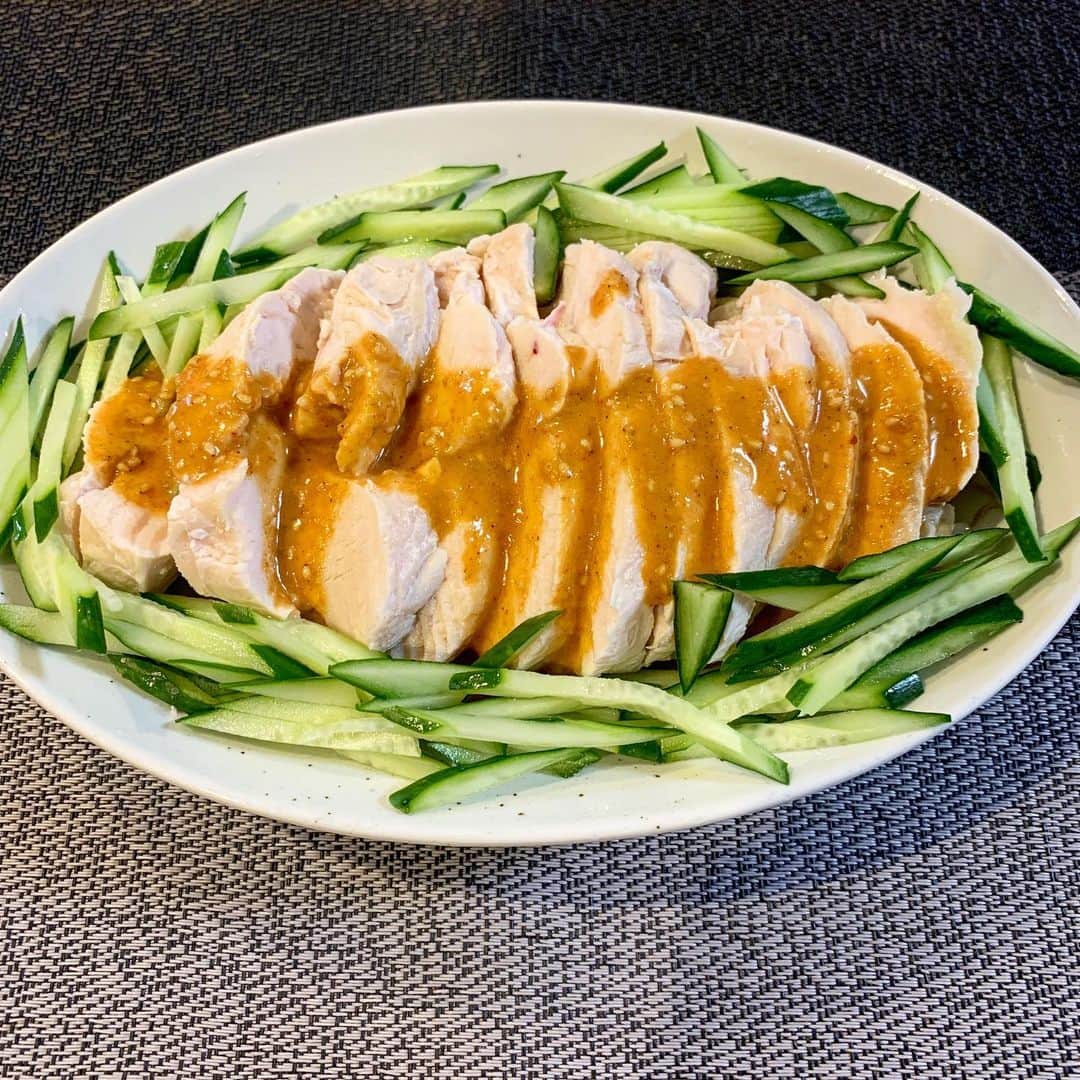 シュネルのインスタグラム：「『胸肉を使ったバンバンジー』  ■材料 鶏胸肉250g きゅうり１本 もやし一袋  タレ 白味噌大さじ1.5 マヨネーズ大さじ2 砂糖大さじ1 ポン酢大さじ2 黒酢大さじ1 ごま油大さじ1 コチュジャン大さじ1 すりごま大さじ2  ①もやし味付け 醤油小さじ1 鶏ガラ小さじ1 すりにんにく小さじ1 ごま油小さじ1  1.胸肉をフォークでウラオモテ刺していく 両面に塩を振る  2.お湯を沸かす  3.ジップロックに胸肉をいれたら空気を抜いて閉める 鍋のお湯が沸騰たら火を消して鍋にジップロックごといれて30分くらいつけておく  4.もやしは別の沸騰したお湯に入れて小さじ1の塩を入れて3分茹でたら水をきる  5.ボールにもやしをいれて①をいれて混ぜる  6.きゅうりは千切りにしていく  7.胸肉に火が入ったら取り出して薄めにスライスしてきゅうり、もやしと一緒に盛り付けたら完成  #food #料理 #レシピ #おうちごはん #シュネルキッチン」