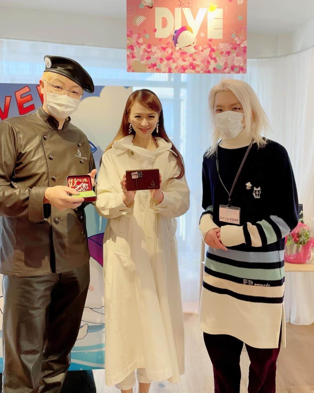 のインスタグラム：「フォロワー247万人以上を誇るファッショニスタ「D」さんと、辻口博啓シェフ！世界的に著名なお2人のコラボショコラ @lechocolatdeh_ginza  @d_japanese  @htsujiguchi   今回も売上の12%は保護ねこ団体さまへの寄附になります🐱☺️  ⭕️ニャン公展 in BENE 【日時】2月20日(土)～2月23日(水) 12:00~19:00 【会場】東京都港区南青山5-8-5 (表参道B1出口から徒歩3分)  。。。。  そして！今日 2月22日はニャンコの日🐱 最後の2枚は、前回のニャン公展でデザインをお願いしたお洋服も受け取りに伺ってきました。  Dさんと世界的デザイナー @maxsix.mikio さんのお洋服、 可愛くて着心地バツグン！」