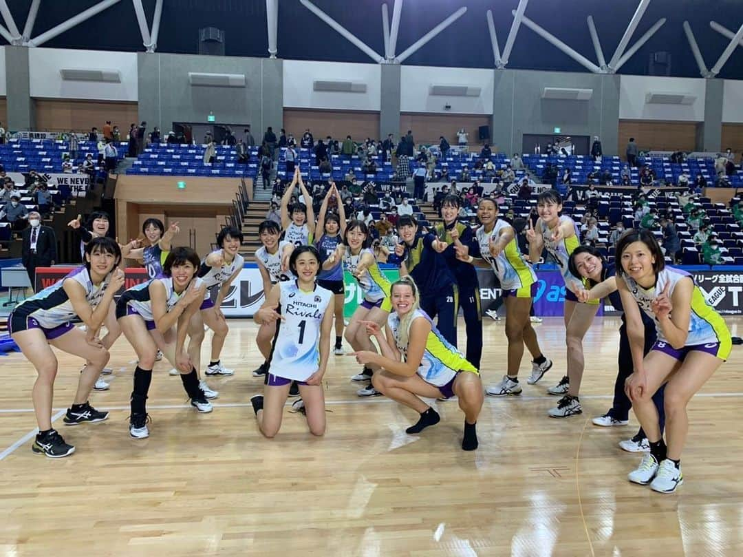 入澤まいさんのインスタグラム写真 - (入澤まいInstagram)「🐰🏐 . 【2020-2021V.LEAGUE Division1】 リーグを7位で終えました。 私にとって3年目となった今リーグは、 上手く言葉には出来ませんが、昨シーズンまでとは違った 感じ方の出来たリーグだった気がします。 それでも満足のいく結果でない事には変わりません。 この経験を無駄にしないこと。 まだまだ私たちは上に向いて戦い続けます！！！ . コロナ禍ということもあり、例年通りとは行かなかったですが 開催に向けてたくさんの方の協力があったから 打ち切りになること無く、無事に終えることが出来ました。 本当にありがとうございました！！ また、応援してくださる全ての方々へ。 いつもたくさんの応援本当にありがとうございます！！ 今週末からV.Cupが始まります。 切り替えてまた頑張りますので 引き続き応援よろしくお願いします🐰 . . #日立リヴァーレ🐰 #いつも素敵な写真を撮ってくださりありがとうございます #お借りしました🙇🏻‍♀️🙇🏻‍♀️」2月22日 22時34分 - mai_irisawa_0602