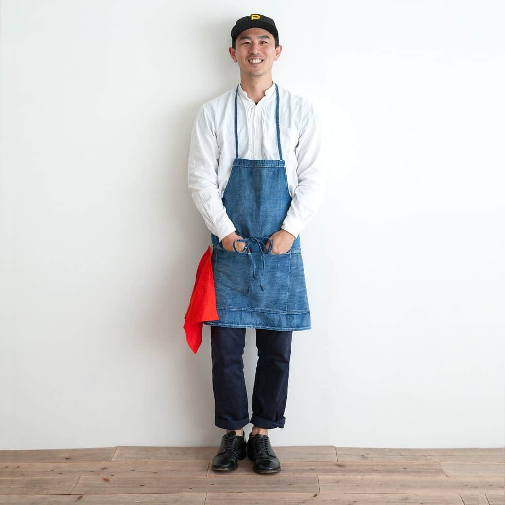 Simply_apronさんのインスタグラム写真 - (Simply_apronInstagram)「＼人気デニムエプロン／HARD WASHED DENIM APRON (Short) @simplycoltd  8ozデニムにヴィンテージ加工を施したデニムエプロンのショート丈。  色落ちとアタリ、オイル汚れなどでユーズド感をUPさせました。 小柄な方にもバランスが取りやすく、男性でも作業がしやすい、ユニセックス対応です。  ぜひ、オンラインショップにてご覧くださいね♪  ----------------------------------  HARD WASHED DENIM APRON (Short)  https://shop-simply-coltd.jp/products/detail.php?product_id=286  ￥ 16,500（税込）  ----------------------------------  ★オンラインショップはプロフィールのURLから → @simplycoltd  #simplycoltd #simply #シンプリー #暮らしを楽しむ #家事を楽しむ #エプロン #apron #胸当てエプロン #デニムエプロン #ショート丈エプロン  #男女兼用エプロン  #ユニセックスエプロン #デニム #denim #おうち時間」2月22日 22時35分 - simplycoltd