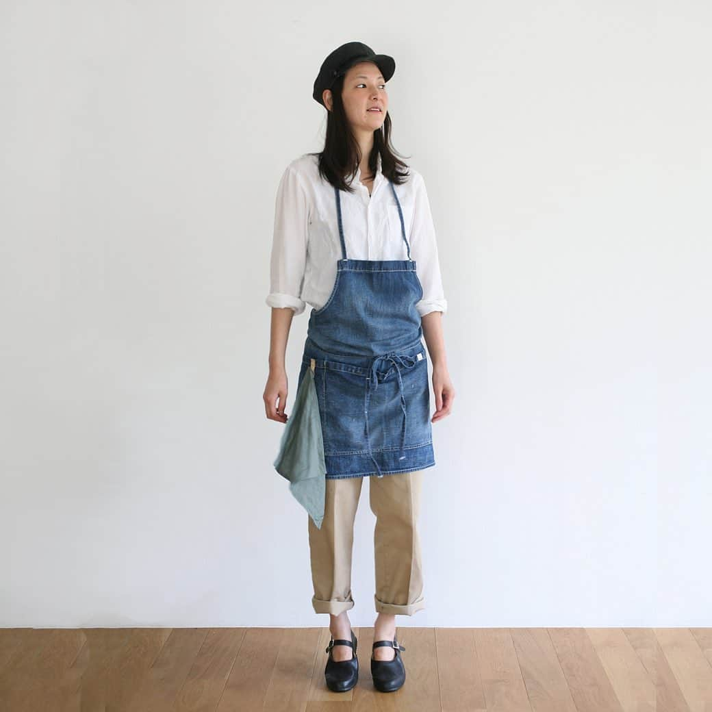 Simply_apronさんのインスタグラム写真 - (Simply_apronInstagram)「＼人気デニムエプロン／HARD WASHED DENIM APRON (Short) @simplycoltd  8ozデニムにヴィンテージ加工を施したデニムエプロンのショート丈。  色落ちとアタリ、オイル汚れなどでユーズド感をUPさせました。 小柄な方にもバランスが取りやすく、男性でも作業がしやすい、ユニセックス対応です。  ぜひ、オンラインショップにてご覧くださいね♪  ----------------------------------  HARD WASHED DENIM APRON (Short)  https://shop-simply-coltd.jp/products/detail.php?product_id=286  ￥ 16,500（税込）  ----------------------------------  ★オンラインショップはプロフィールのURLから → @simplycoltd  #simplycoltd #simply #シンプリー #暮らしを楽しむ #家事を楽しむ #エプロン #apron #胸当てエプロン #デニムエプロン #ショート丈エプロン  #男女兼用エプロン  #ユニセックスエプロン #デニム #denim #おうち時間」2月22日 22時35分 - simplycoltd