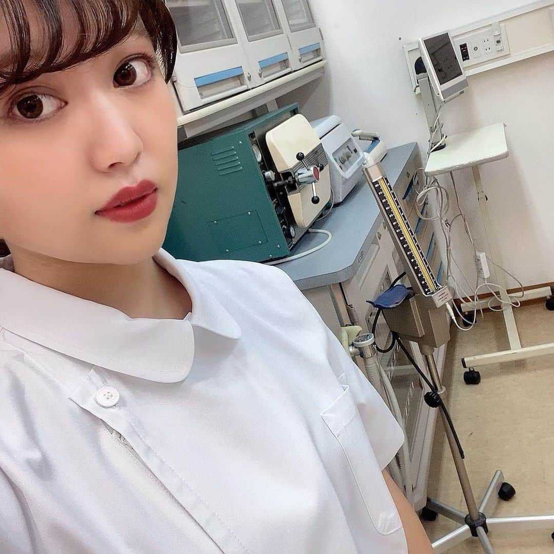 中谷彩伽のインスタグラム：「. 先日、広告で看護師役をさせて頂きましたー！💉 スタジオの設備すごい！！ しっかり役柄に入り込んでたこともあり、本当の病院の様な感覚で、何だかロケ弁食べる時も不思議な感覚でした。(病院で飲食するのあまり得意ではない方です😖) . いつか医療ドラマに出演したい目標がずっとあります💭 必ず叶える💪🏼 . ちなみに皆さんの印象に残っている医療ドラマは何ですか？ 私のベスト3！ 1.救命病棟シリーズ (全シリーズ10回以上見ています😌)  2.ナースのお仕事(なかやんが幼稚園の頃に放送されてて影響を受けました。昔の夢は看護師だったこともある☺️)  3.コードブルー(名作ですよね✨リアルタイムで放送されていた時は見てなかったんだけど、後から見てハマりました。もちろん特典DVDのメイキングもチェック済です😌) . . . #撮影裏側 #看護師役 #撮影 #広告撮影 #中谷彩伽 #なかやん #病院スタジオ #役者 #モデル」
