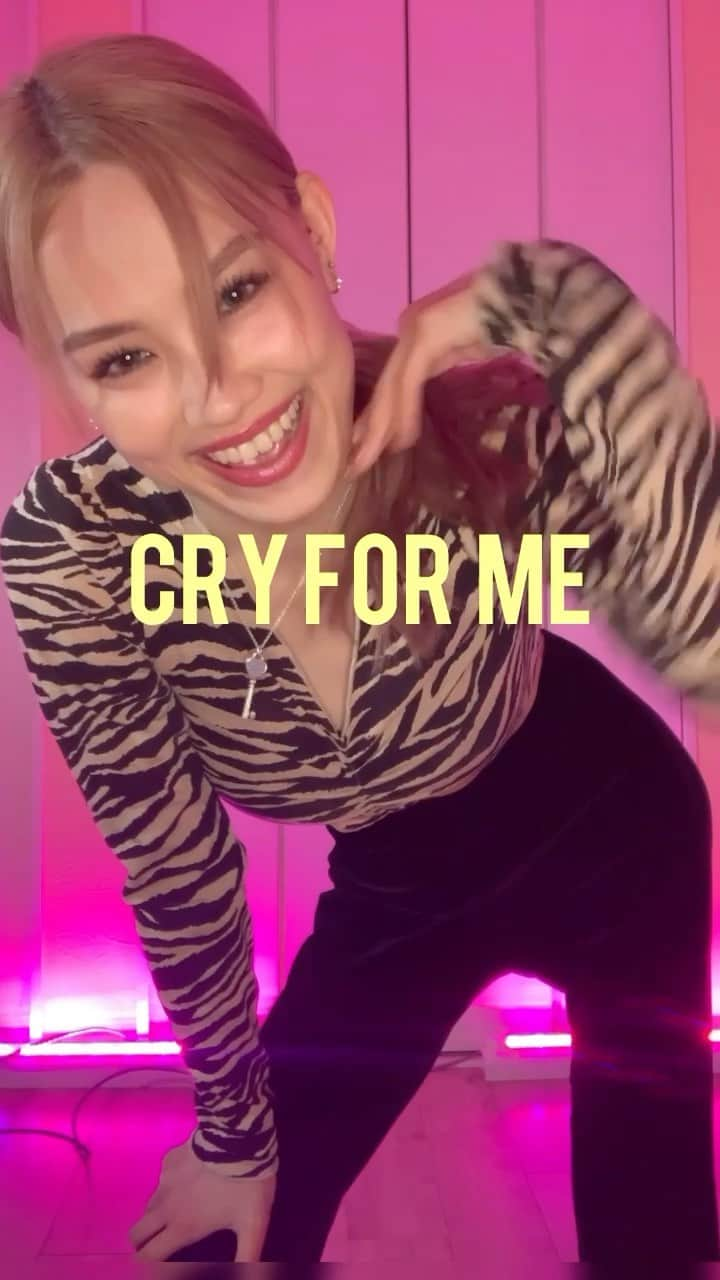 今田惟吹のインスタグラム：「Comment ⬇︎ CRY 💧 emoji ♡ It’s gonna be my last class happening TOMORROW at @ibuki.onlineclass ! 💛💛💛  #CRYFORME #twice #waacking #ibukionlineclass #ibukichoreography」