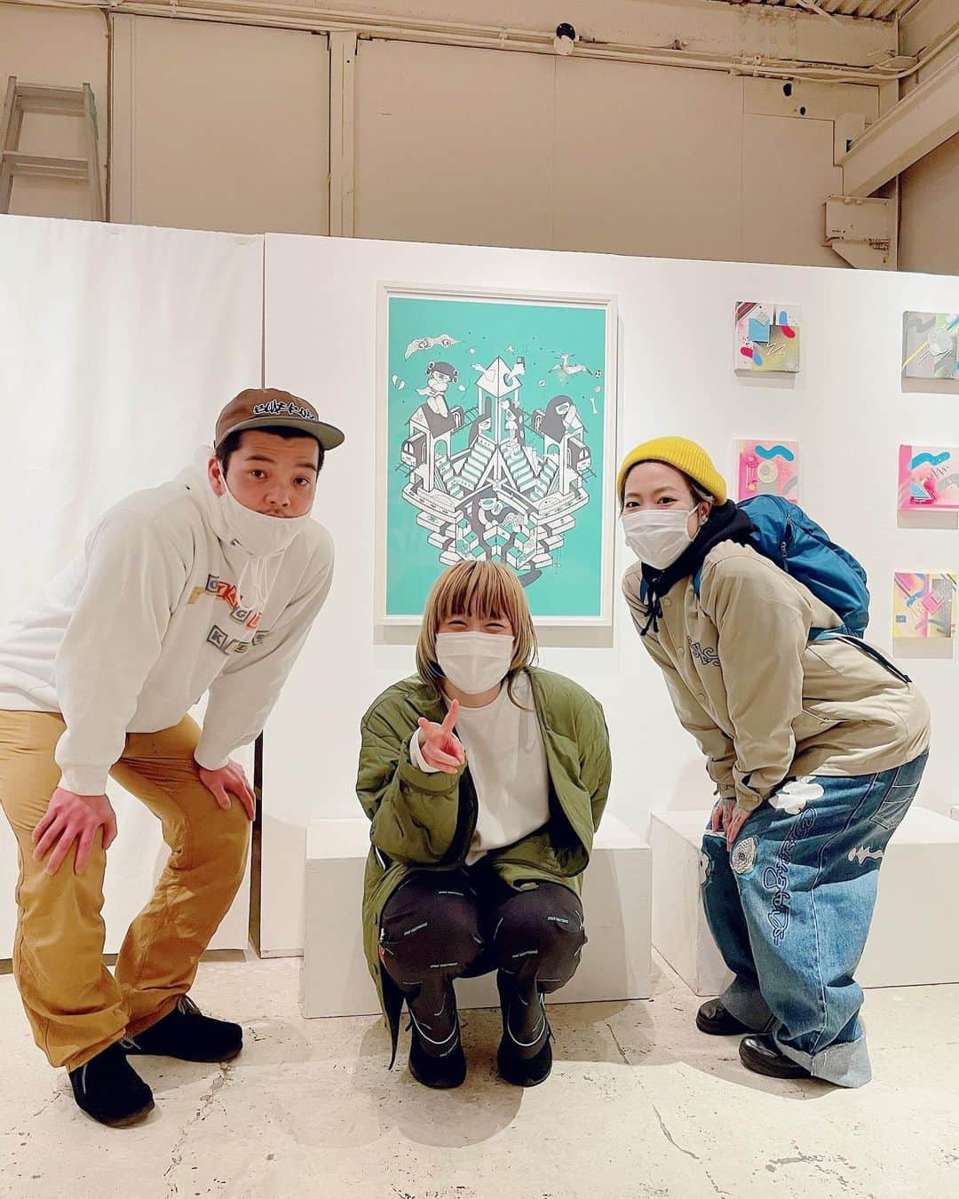 和田美枝のインスタグラム：「fumijoeちゃんとameさんの夫婦展『Dům』へ。  2人で1つの絵を描きあげるステキな作品。  愛だな♡  光があたって影までも楽しめる彫られたアクリル板の作品も。  ハァァァァァってなった🙈  #fumijoe @fumijoetattoo #ame @ame_securityblanket  #夫婦展 #Dům #DELI #art  @deli440472  さんで明日23日（火）13:00〜19:00まで。」