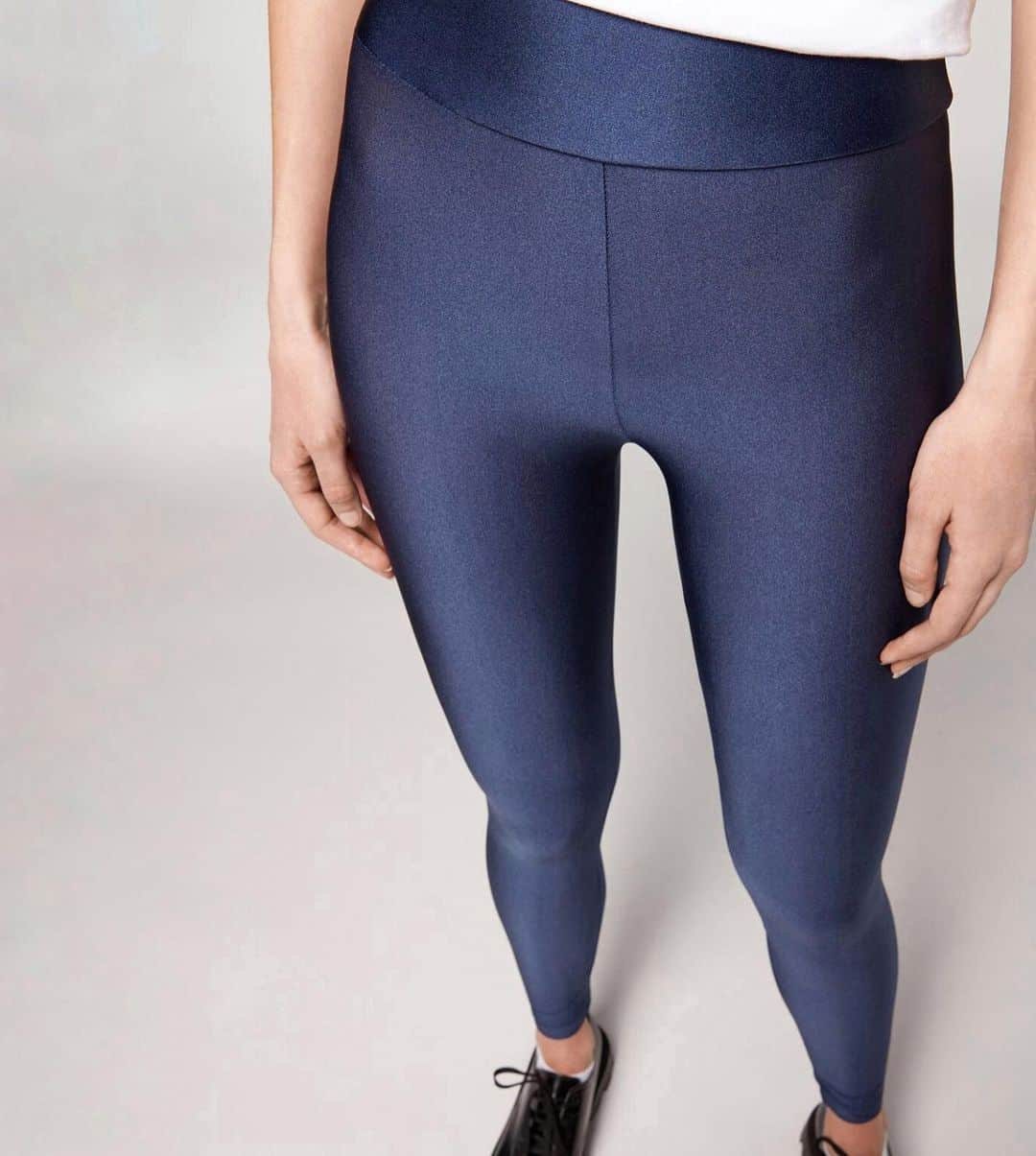 CALZEDONIAさんのインスタグラム写真 - (CALZEDONIAInstagram)「Our idea of blue monday: super-shiny stretch fabric Leggings! [MODP0946] #Calzedonia #italianLegwear #leggings」2月22日 22時39分 - calzedonia