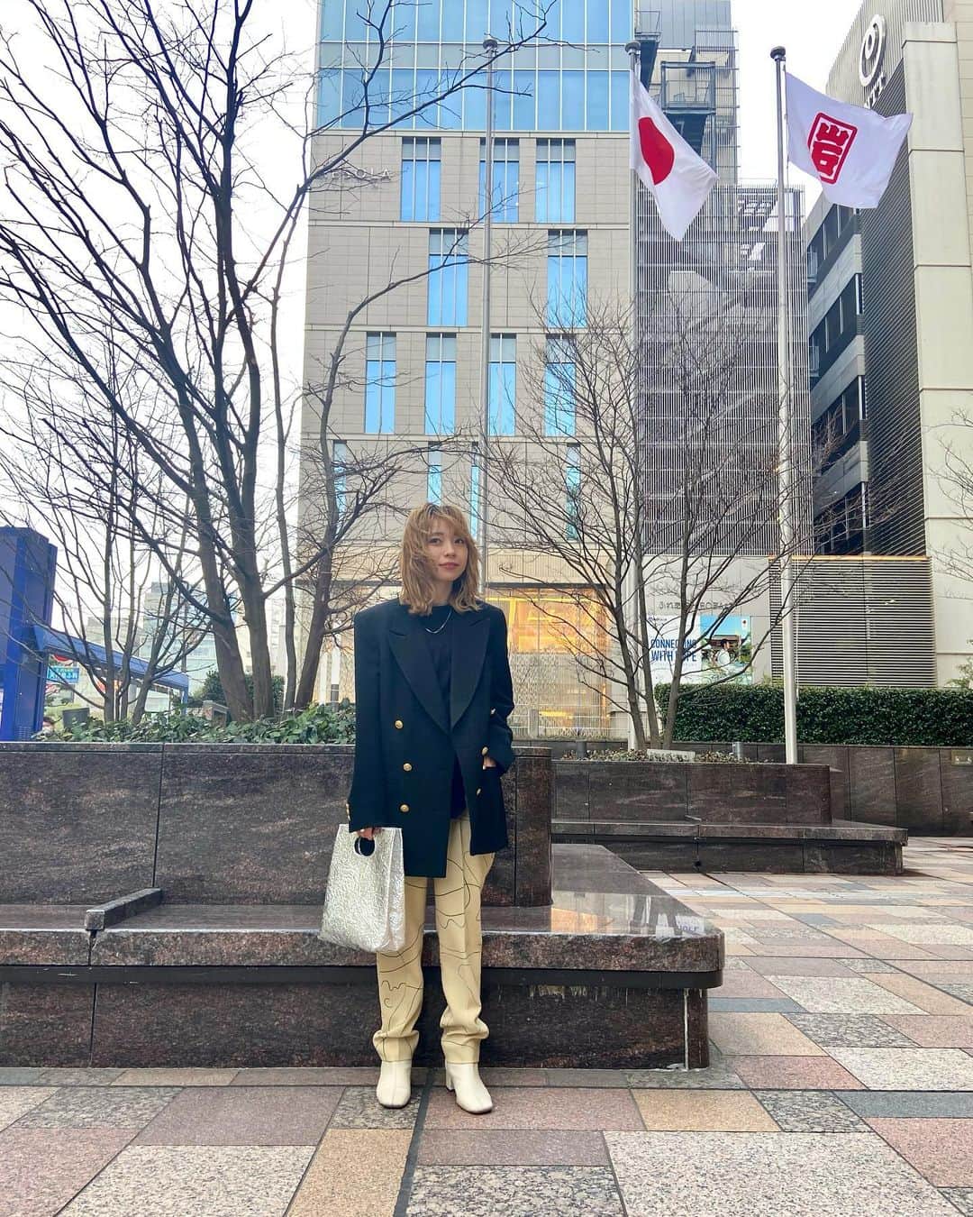 塩川裕美のインスタグラム：「強風に吹かれてまともな写真いちまいもない😪 . . おしゃなお店でお祝いしてもらった日。 ジャケットでキメてみた🌹💙」