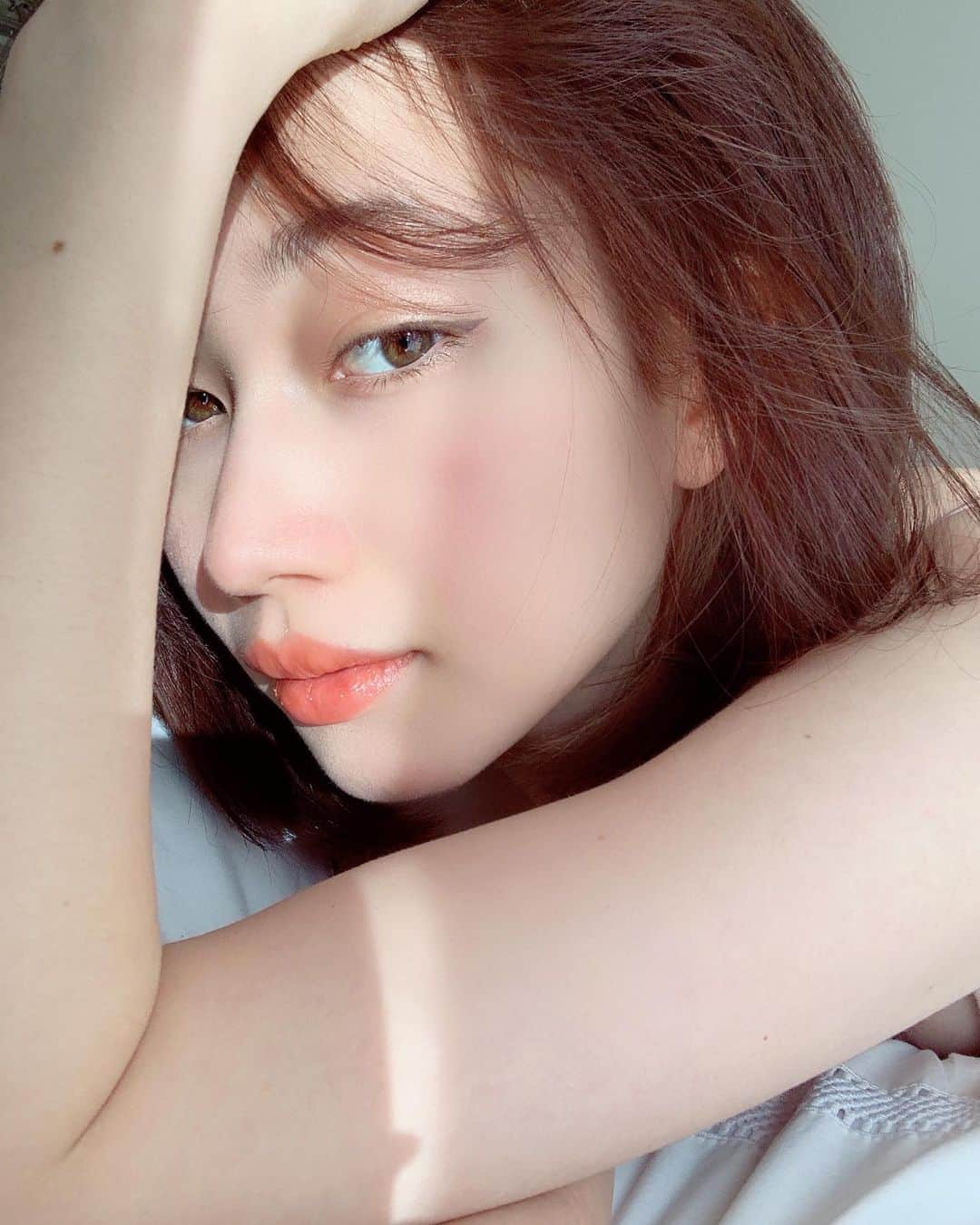 山本ソニアのインスタグラム：「メイクって少し変えるだけで気分上がるね🌷  キラキラさせたり いつもと違う色に挑戦したり 今年はもっと自分のメイクも 沢山アップしたいな  今回使ったのは @ettusaisjp の ・アイエディション02プリズムベージュ🤍 ・リップエディション05テラコッタオレンジ🧡 ・リップエディション01ミントグリーン💚  #ettusais #pr」