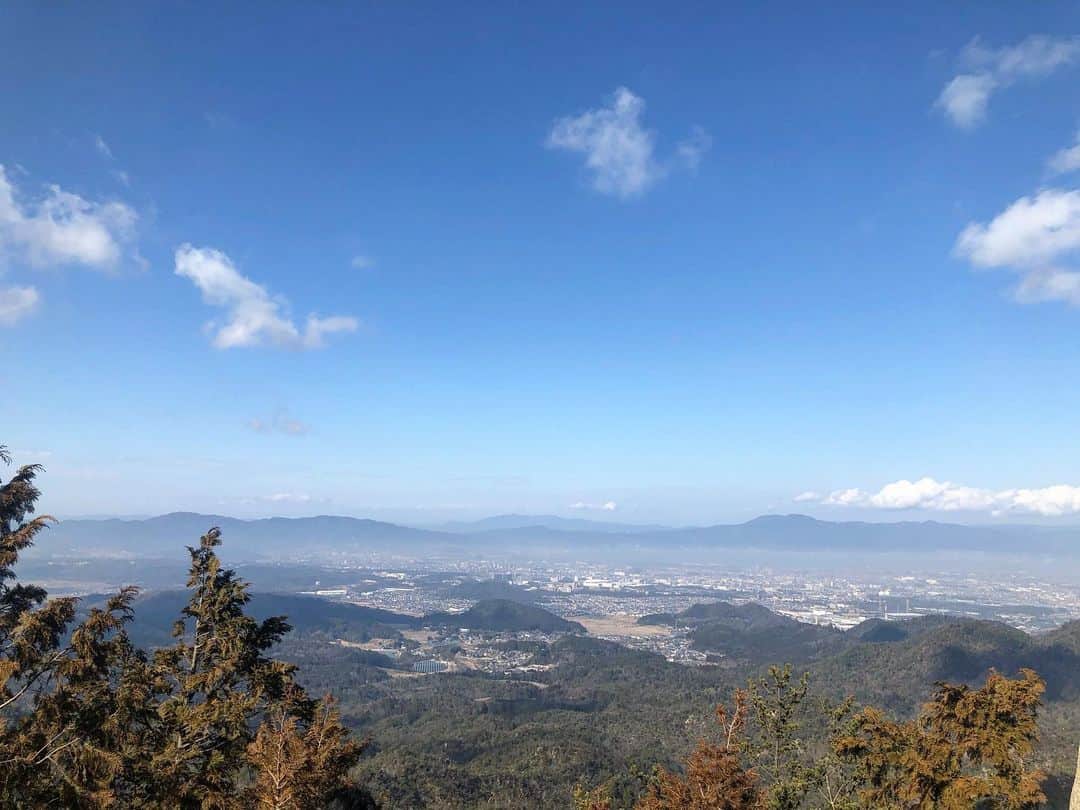 前田彩名さんのインスタグラム写真 - (前田彩名Instagram)「春みたいな空してたなぁー。 霞みがかってて柔らかくて、青かった。 とんでもなく気持ちいい山行でした。 六甲山より好きかもしれない。  天狗岩は登って景色を見るより、 離れて見た方が、美しい◎  #金勝アルプス」2月22日 22時41分 - ayana.maeda