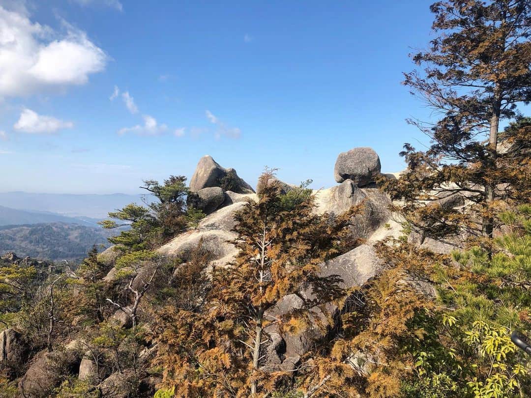 前田彩名さんのインスタグラム写真 - (前田彩名Instagram)「春みたいな空してたなぁー。 霞みがかってて柔らかくて、青かった。 とんでもなく気持ちいい山行でした。 六甲山より好きかもしれない。  天狗岩は登って景色を見るより、 離れて見た方が、美しい◎  #金勝アルプス」2月22日 22時41分 - ayana.maeda