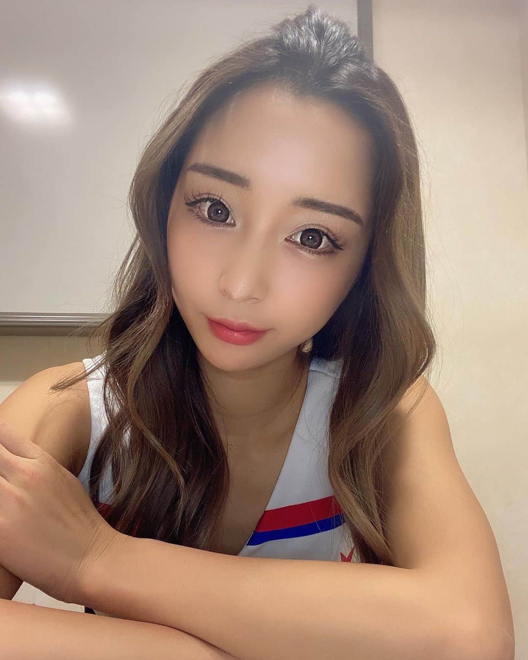 石田みかのインスタグラム：「総合格闘技DEEP100 20th anniversary 記念すべき100回大会も ラウンドガールを務めることができました♡ . . 2年間DEEPのラウンドガールを 勤めさせて頂きましたが 今回で卒業になりました♡ とっても楽しくて格闘技を見るのが 大好きになりました😌♡♡ この衣装も作ってもらったときから 本当にお気に入りだったなあ😢 . . 当日は会場もとっても大盛り上がりで VTRもとても凝ってて本当に最後まで楽しかった😭♡ スタッフの皆さん、選手の皆さん、会場に来てくれた皆さん、中継見てくれた皆さんありがとうございました♡ . . これからもDEEPがもっともりあがりますように😌♡✨ . . . ありがとうございました😊 . . . #総合格闘技deep #deep100 #ラウンドガール #筋トレ女子 #ダイエット生活 #グラマラスボディ #美尻トレーニング #キックボクシング #ボクシング女子 #japanesegirl #japanese #tokyo #日本女孩 #我的最愛  @b_b_j.j」