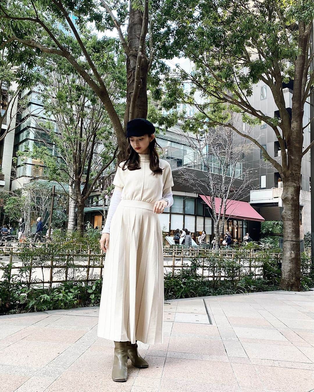 のインスタグラム：「ぽかぽか日和にお散歩〜🍃 抹茶カフェでまったりした💭  tops @grl_official  op @lagunamoon_com  boots @randeboo_official   #grl #lagunamoon #randeboo #ca4la  #ootd #ホワイトコーデ #コレド室町 #コレド室町テラス #三越前カフェ #グレイル #撮影時のみマスクを外しています」