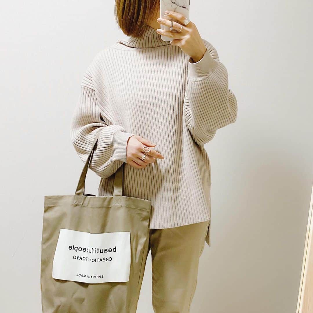aiaiのインスタグラム：「Quandのリブニット 袖のリブの感じも好み  @quand_tokyo   #リブニット  #ニット  #ニットコーデ  ✵ ✵  コーデの詳細はブログに書いています  𖤐𖤐𖤐𖤐  #fashion#outfit#style#coordinate#instagood#ootd#pic#instapic#コーデ#コーディネート#スタイリング#プチプラコーデ#本日のコーデ#大人カジュアル#プチプラ  #カジュアル ##アラフォー #アラフォーコーデ #アラフォーファッション#ざっくりニット#ベージュコーデ#ワントーンコーデ #ワントーン #quand」