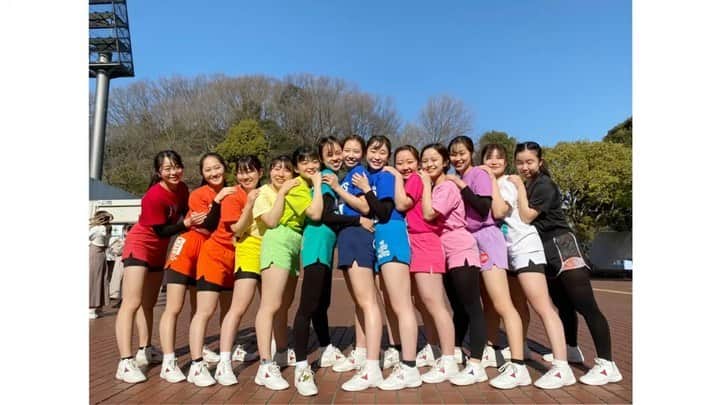 中央大学応援団チアリーディング部SPIRITSのインスタグラム：「【三部合同練習】 例年の春合宿が今年度は実施できなかったため、今年は新2.3年生応援団部員を2チームに分けて中央大学体育館前にて4日間に渡り三部合同練習を行いました💪🏼🔥  実際の野球応援を想定して練習をし三部で一体となり充実した4日間を過ごすことができました🌟 この練習を糧に春からの応援活動も気合い入れて頑張ります🌸📣❗  SPIRITSは最終日みんなでレンジャーをしてとっても素敵な写真を撮ることができました🌈🔆  この4日間の練習風景を動画にまとめましたので1枚目❕ぜひご覧ください🎥❤️  ⚠️撮影時のみマスクを外しています  #三部合同練習#春合宿#レンジャー#レンジャーコーデ#虹#レインボー#2021#chuouniversity #中央大学#中大 #応援団 #中央大学応援団 #チアリーディング #SPIRITS#cheer #cheerleading#cheerleadingteam #春から中大 #春から中央」