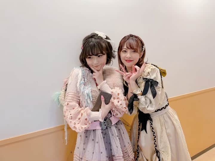 神宿のインスタグラム：「. 写真だと思ったら動画だったときの一コマ🤭. #神宿 #kamiyado #羽島みき  #小山ひな」