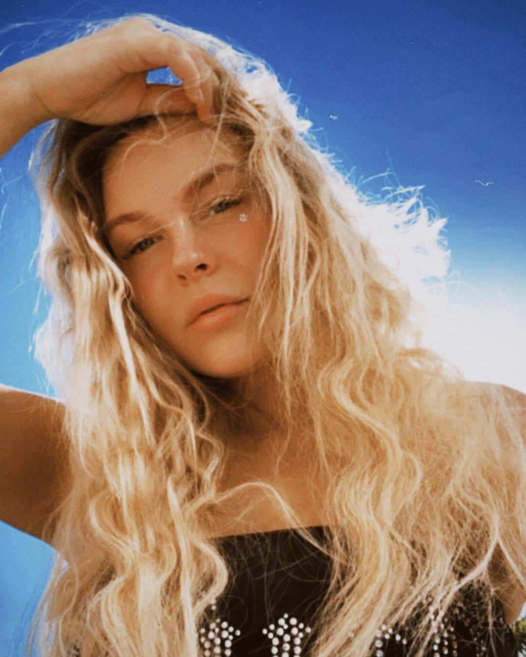 Dagi Beeのインスタグラム：「your friendly reminder to go outside 🤍」