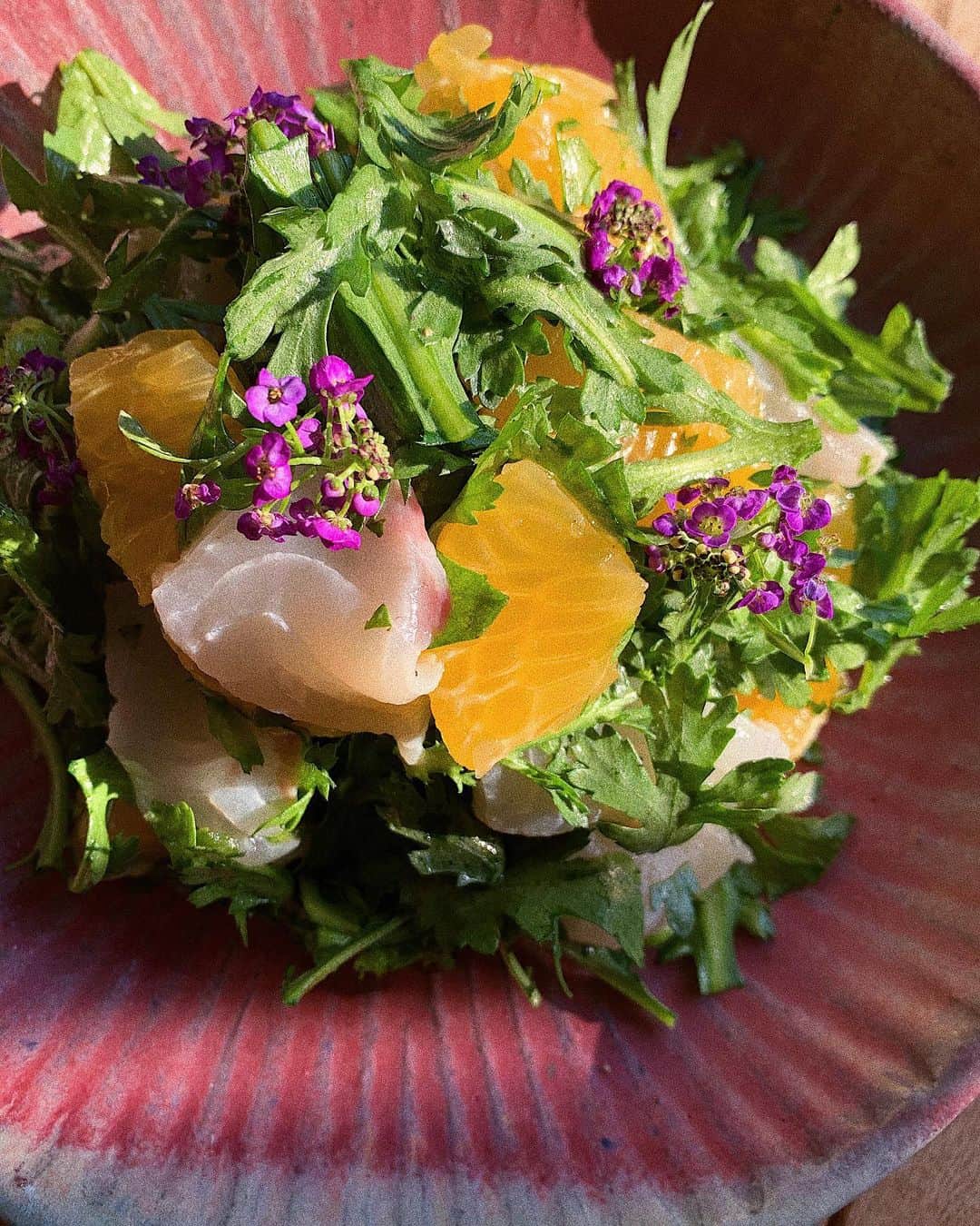 宇藤えみのインスタグラム：「昨日の愛媛の八朔と鯛。 春菊とオリーブオイル、塩、寿司酢(バルサミコ酢)で 食べる前にサクッと混ぜるだけ✌︎ お好みでチーズやハーブや胡椒を。 昔は魚は魚。 果物は果物で食べたい派だったけど 今は柑橘類と魚のサラダが大好き。 #暮らし#食と器#春いろ」