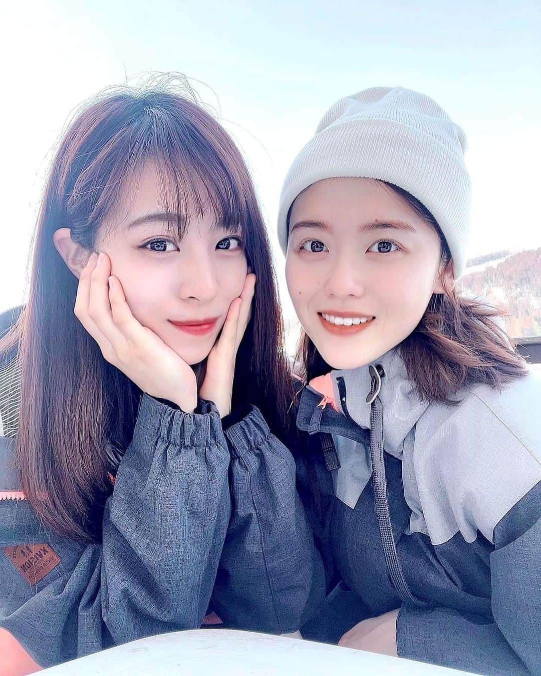 絹野志朋のインスタグラム：「. スノボのときの🏂  これだけスノボ女子感出しといて 実は全然出来てないタイプの人🙋‍♀️  この動画何回見てもほんとに笑える😂 最後までスワイプして見てくれたら きっと貴方も笑顔になれるはず…🙈笑  ２人してこんなに面白い転び方する瞬間 動画に残ってるってどういうこと〜😂笑  みんな最初はこんな感じよね…🥺？ 載せるのとっても恥ずかしいんですが 記録用に載せておきます。🙇‍♀️🙇‍♀️  もう少しで、裏このは？裏向き？滑りも できそうなんやけどなぁ〜っ！！！ １週間くらいスノボ練習したい…🥺 . . #スノボ #スノボー女子 #スノボ女子  #スノボ好きな人と繋がりたい  #スノボー好きな人と繋がりたい  #スノボー初心者 #スノボ男子 #スノボー動画 #スノボ動画 #スノボー仲間募集中 #ジャム勝」