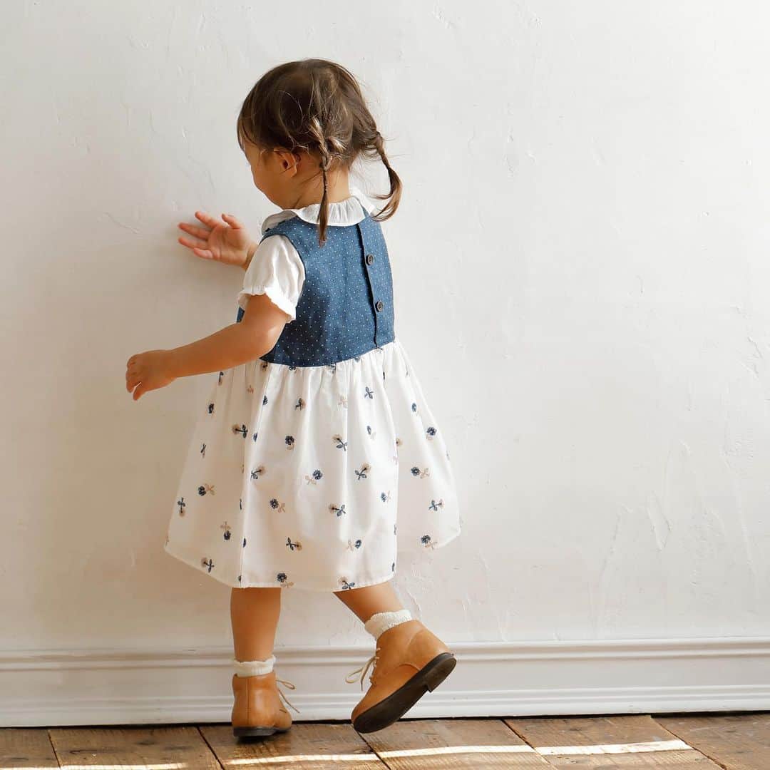 のインスタグラム：「お花畑にいるような上品なお洋服ができました。  涼しげな小さなdot柄のリネン生地に、 お花の刺繍が散りばめられた ふわっと広がる軽やかなスカートを合わせました。 おでかけするのが楽しくなるような一枚です。」