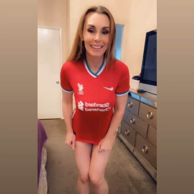 ターニャ・テイトのインスタグラム：「Which team do you support ?  ⚽️🏀🏈⚾️🥎🎾🏐🏉🥏🎱🪀🏓🏸🏒🏑🥍🏏🪃🥊  #YNWA」