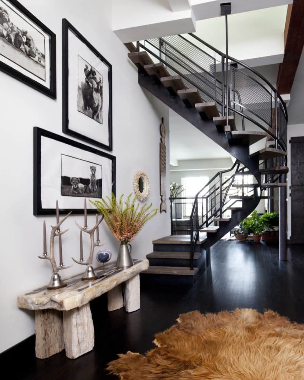 Homepolishのインスタグラム：「Wake up to tackle the week in an inspiring setting like this @fordhuniford designed space that feels open and modern.   Photo: @nickjohnsoninteriors」