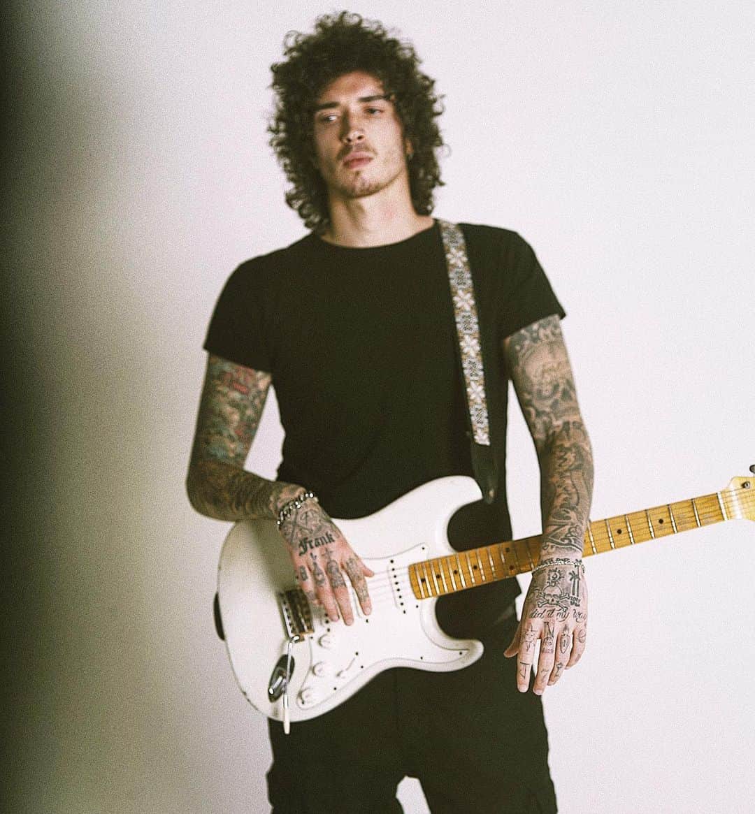 ジュリアン・ペレッタのインスタグラム：「who’s enjoying the new music? who’s ready for some more? Thanks for all the love so far」