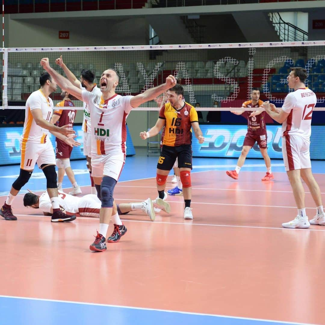 ガラタサライSKさんのインスタグラム写真 - (ガラタサライSKInstagram)「🏐 📸 Galatasaray HDI Sigorta Erkek Voleybol Takımımızın, AXA Sigorta Efeler Ligi 29. Haftası'nda İnegöl Belediye'yi 3-0 mağlup ettiği maçtan kareler #FileninAslanları」2月22日 22時58分 - galatasaray