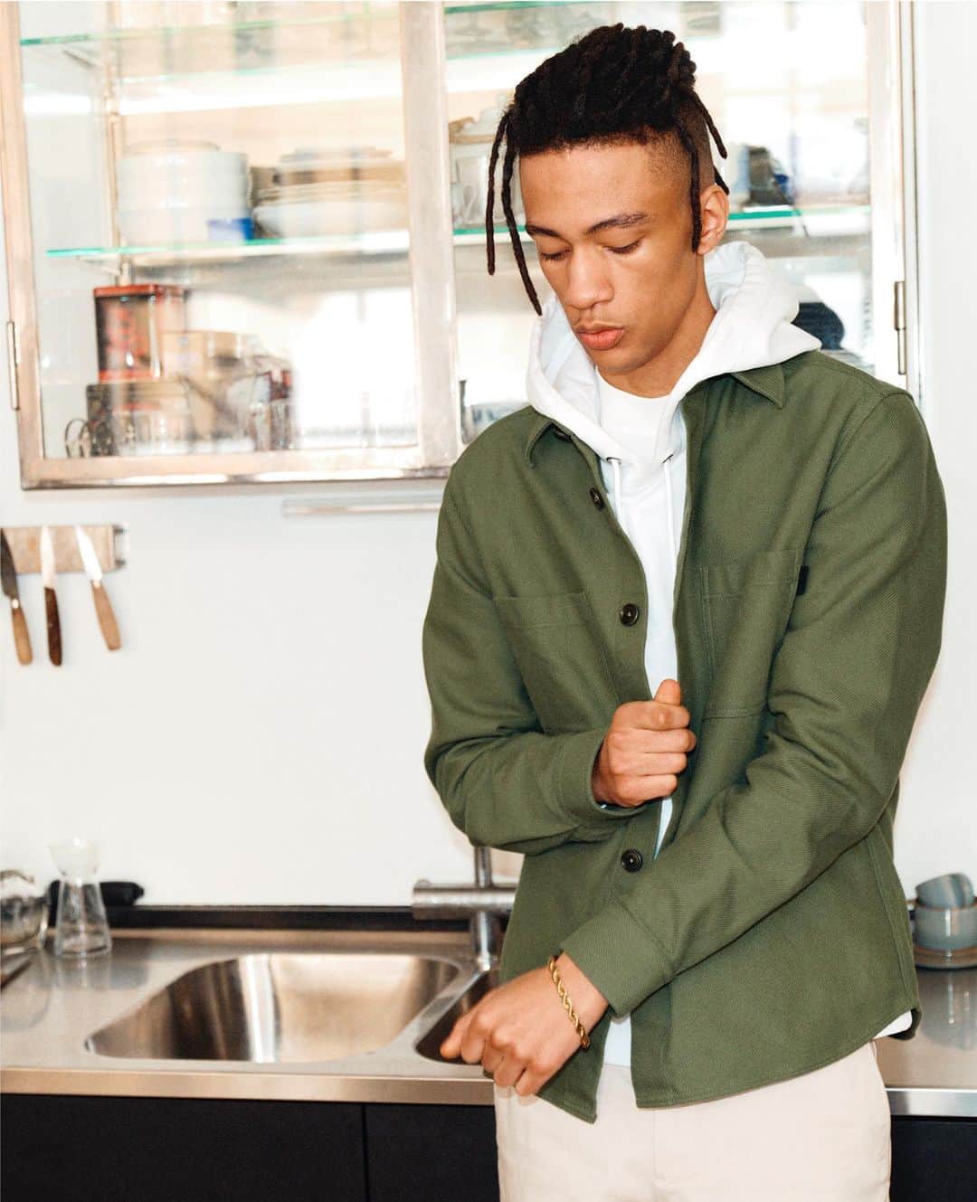 Jリンドバーグのインスタグラム：「The Overshirt: Your go-to everyday essential that doubles as a lightweight jacket for warmer days.」