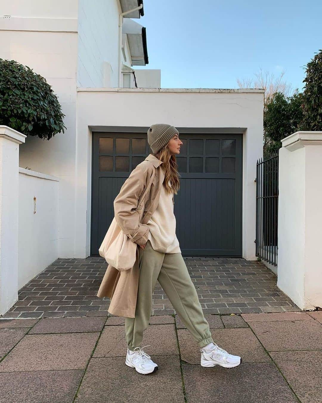 ASOSさんのインスタグラム写真 - (ASOSInstagram)「If Monday was an outfit...   📸: @chloehayward_ [she/her] Topshop oversized joggers in green [1989929]」2月22日 22時59分 - asos