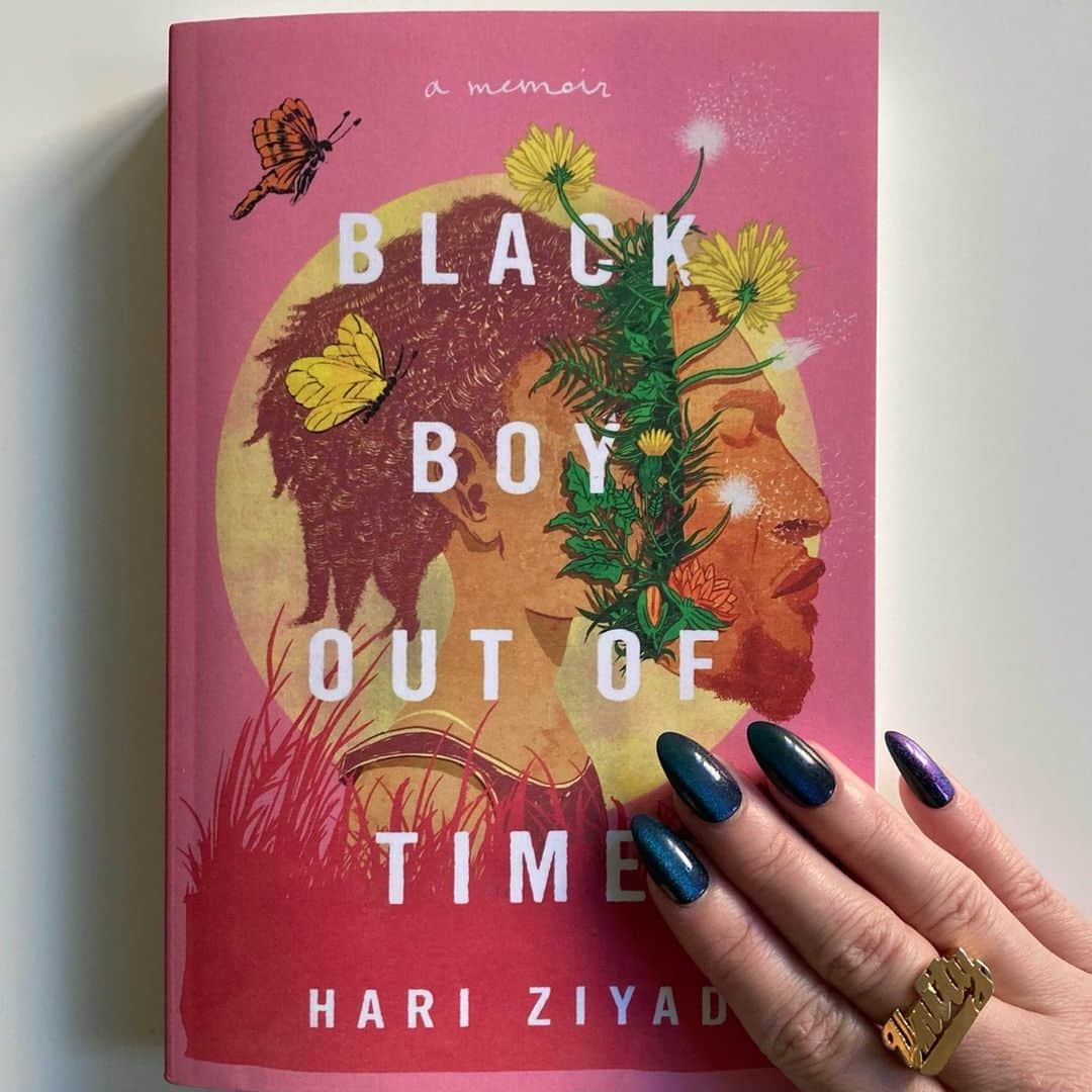 のインスタグラム：「This Thursday, let's celebrate the release of @hariziyad's debut memoir Black Boy Out of Time with an online conversation between the Brooklyn-based writer and fellow writer @kieselaymon. The book reflects on Ziyad's experiences of growing up Black and queer in the midwestern United States, unpacks the impact of incarceration and policing on their communities, and explores the concept of abolition to imagine alternatives for community safety. ⁠ ⁠ Tap link in bio for tickets. ⁠ Member tickets are free!」