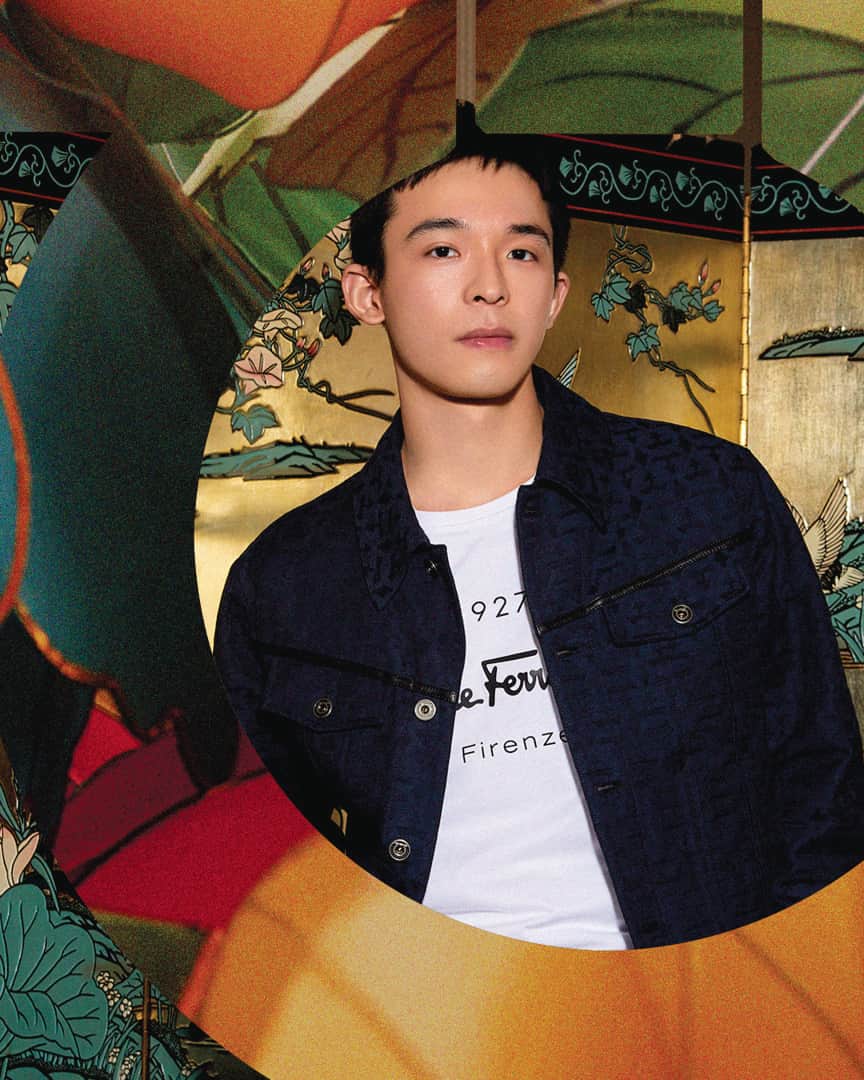 サルヴァトーレ・フェラガモのインスタグラム：「A longtime friend of the brand Gong Lin Xuan celebrates the Gancini Iconic, a bold and graphic new interpretation of the emblematic house symbol while enjoying lantern decorating at the Salvatore Ferragamo boutique at Shanghai Center. #Gancini」