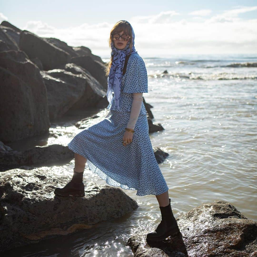 Ted Bakerさんのインスタグラム写真 - (Ted BakerInstagram)「Postcard posing from the seaside. @sara_waiste #wishyouwerehere (Dotty peplum tea dress: MABBEL)」2月22日 23時01分 - tedbaker