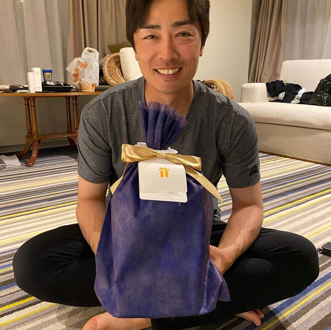 笠谷俊介さんのインスタグラム写真 - (笠谷俊介Instagram)「1日遅れの誕生日プレゼント渡せました！㊗️ プロジェクターなんだけど、色々と機能が凄すぎて僕には扱えませんが、和田さんは攻略された様です。 お誕生日おめでとうございます♪ 喜んでもらえて良かったです😊 @tsuyoshiwada.21」2月22日 23時02分 - kasaya0317