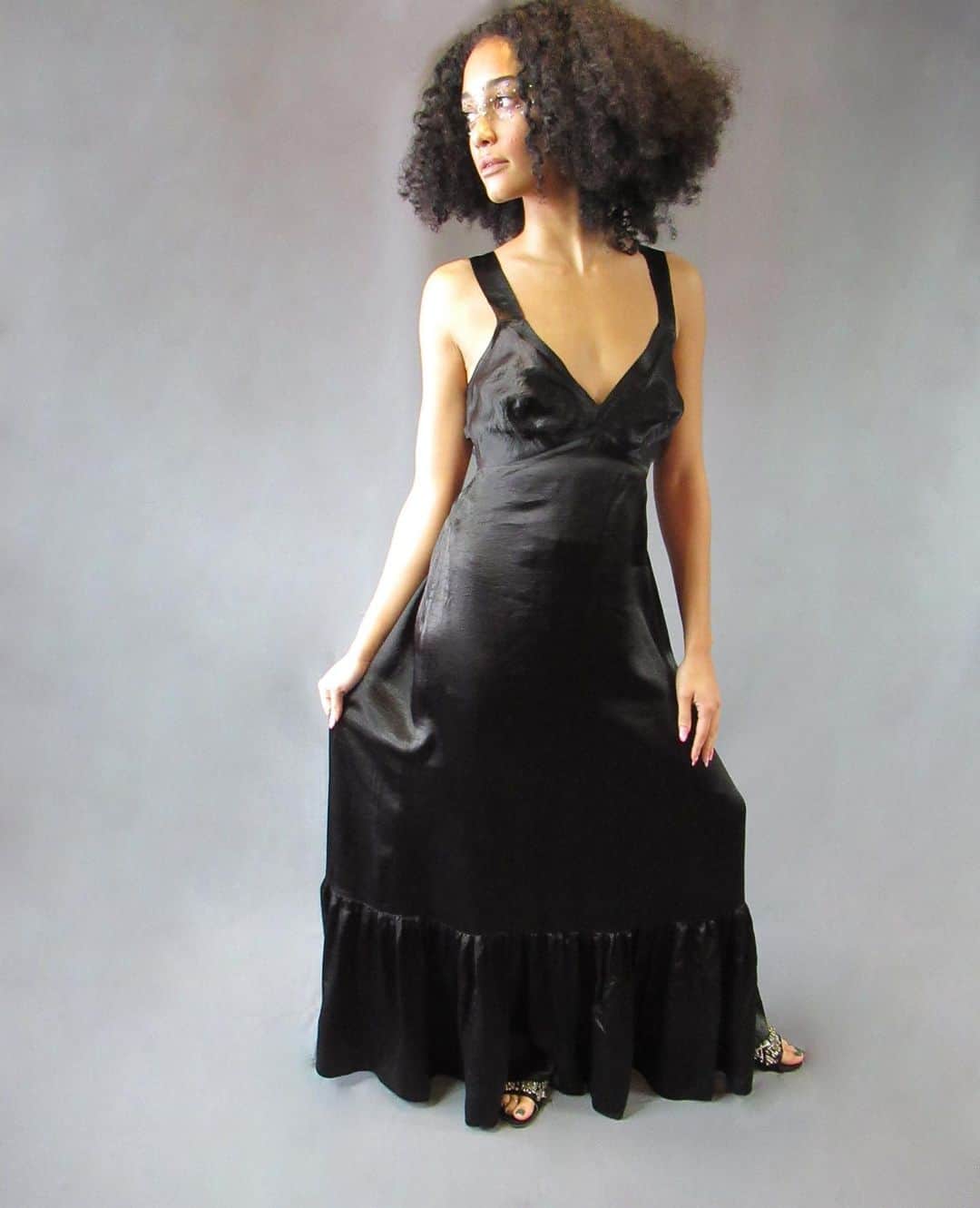 トレイシー リースのインスタグラム：「Skylar in the Satin Black Maxi Dress, available on www.hopeforflowers.com!」