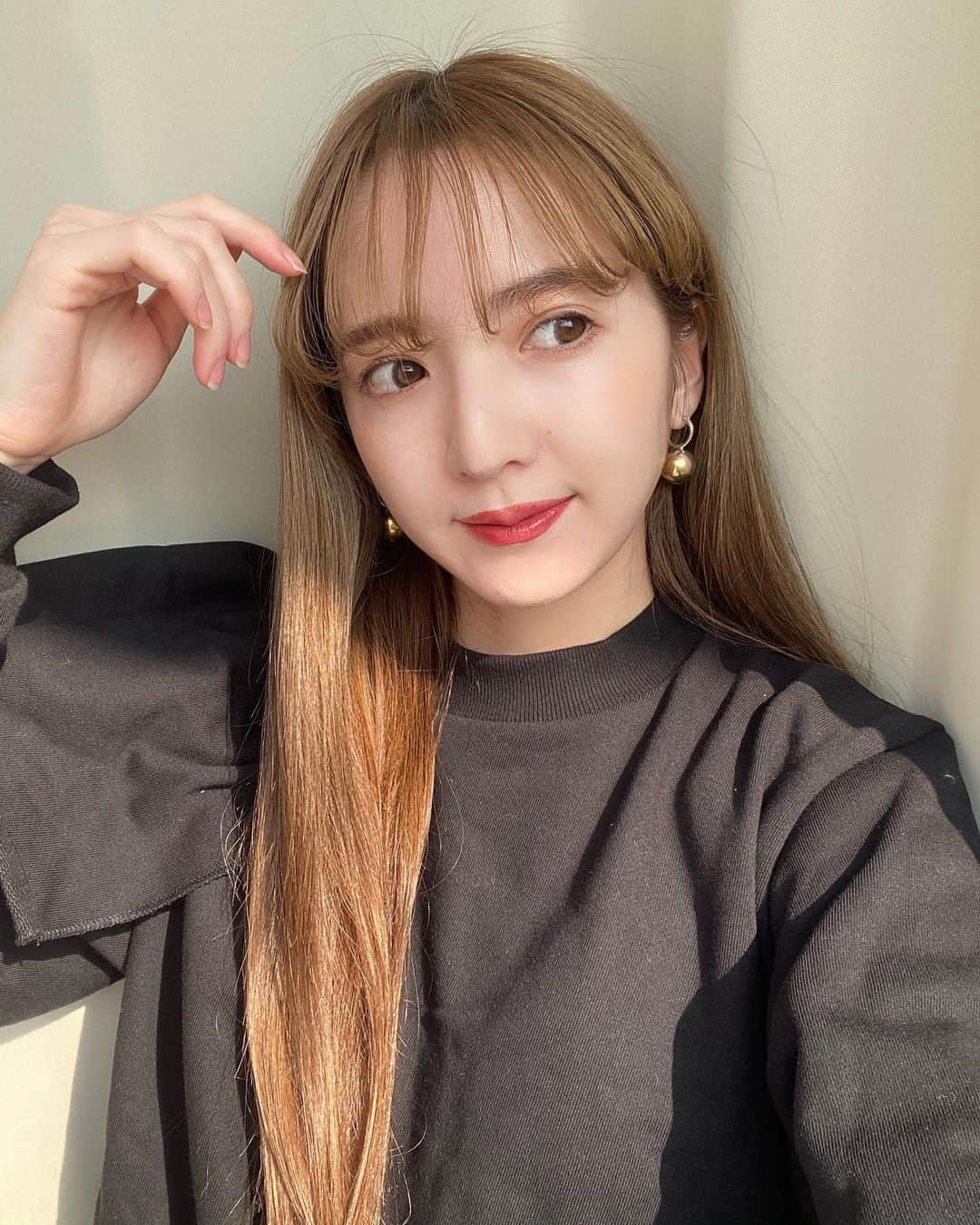 平木愛美のインスタグラム：「私もともとお肌が白いほうで、色素が薄く、子供の頃からソバカスなどができやすくて。 妊娠中はメラニンがたくさん分泌されて、シミがさらにできやすくなると聞いてケアを気をつけていたのですが、、  ママになってこれからはお散歩や公園が増えるとなるともっと！！気にかけなきゃ⚪️  と思い、シミの元を無色化してくれる、薬用美白美容液を使い始めました🤍🤍 ONE BY KOSE メラノショット ホワイト D  とろっとしてるんだけど軽いテクスチャーでべたつかず、使い心地もよくてお気に入りです。💫  美白ケアは一日にしてならずで、やっぱり継続することが大切なので、しっかり続けていきます☺︎  楽天ＲＯＯＭにもポストしたので、ストーリーにリンクしておきますね🧡👼 リアルな愛用あいてむなどを気軽に載せやすくてママグッズとか、色々載せてます💕  #onebykose #メラノショットホワイトD #美白美容液 #obk_partner」