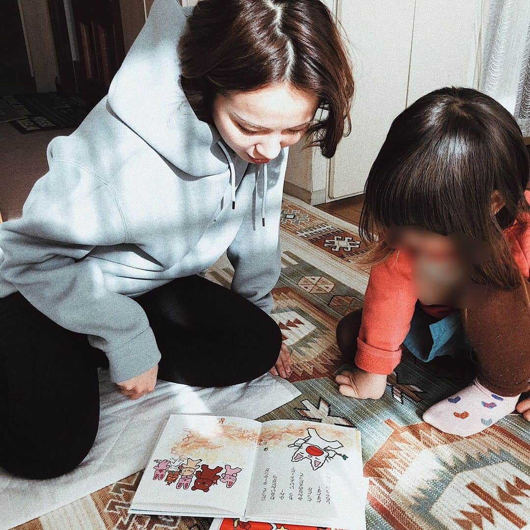 小松あやのインスタグラム：「. 姪っ子の「絵本読んで」がエンドレス🥲❤️ 　 セリフが一個も書いてない 超マイナーな脇役の登場人物に対しても 「この子はなんて言ってるの？」と聞いてくるので、 即興でその脇役のキャラを作り上げ、 それらしいセリフを抑揚つけて言うっていう、 無理難題を強いられてます💁🏻‍♂️ 　 　 叔母さん疲れました🤚🏽 　 　 でもいい休日でした😚 　 　 #姪っ子ちゃん #姪っ子love #絵本読んで #エンドレスループ #子育てあるある」