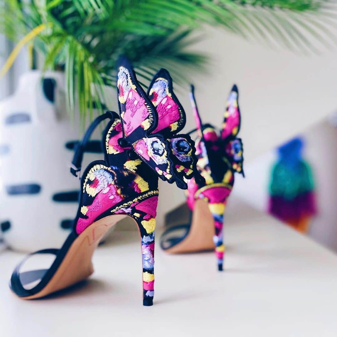 SOPHIA WEBSTERさんのインスタグラム写真 - (SOPHIA WEBSTERInstagram)「Welcoming the week in with a wing! 🦋 'Chiara', has the most magnificent new wings and enchanting colours. ✨💞✨⁣⁣ ⁣⁣ #SophiaWebster #SophiaWebsterWings」2月22日 23時05分 - sophiawebster