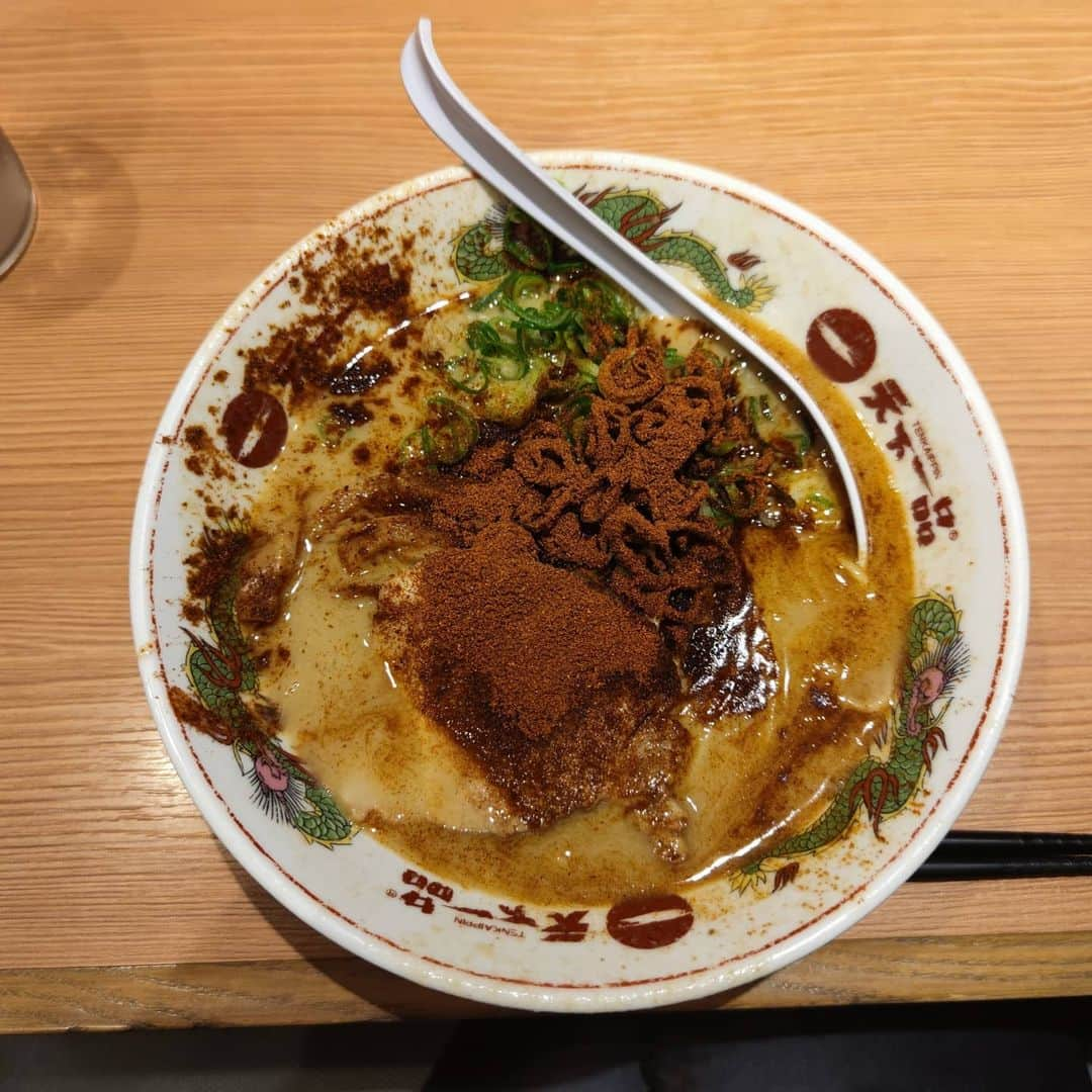 Drac&ouml;がたべしなに。のインスタグラム：「天下一品 3倍赤んラーメン tenkaippin 3times spicy ramen  #飯テロ #大食い #デカ盛り #トレンド #早食い #ラーメン #激辛 #天下一品  #foodstagram #foodporn #foodie #japaneseboy #koreanboy #food #japanesefood #japaneserestaurant #foodlove #foodphotography #trendfood #foodlover #chips #ramen」