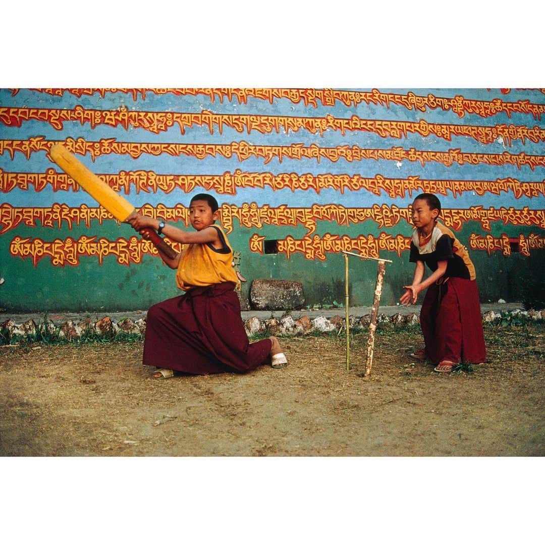 スティーブ・マカリーさんのインスタグラム写真 - (スティーブ・マカリーInstagram)「Young novice monks play cricket at a Buddhist monastery near Darjeeling, #India, 1997.  #SteveMcCurry #SteveMcCurryIndia」2月22日 23時09分 - stevemccurryofficial
