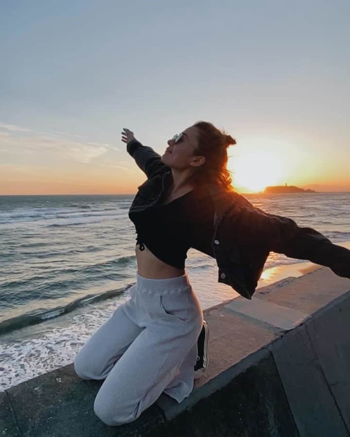 Fabiolla Takinamiのインスタグラム：「風が強くても全力で楽しむ🤙 自然が1番の遊び相手🌎 太陽さんきょうもありがと〜 また明日会おうね〜🌞🤍  #earthlove」