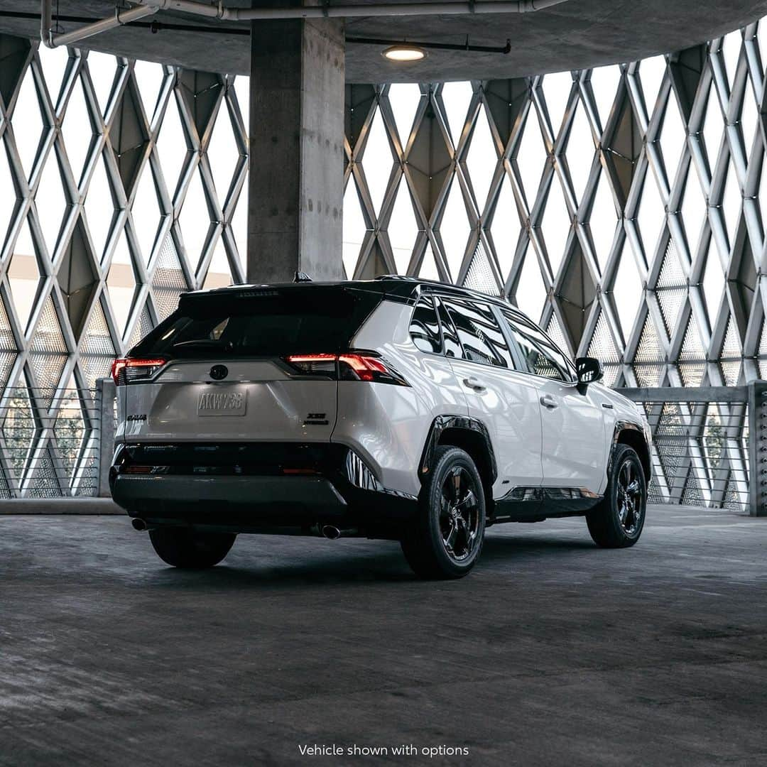 toyotausaさんのインスタグラム写真 - (toyotausaInstagram)「On display, but never caged. #RAV4 #Hybrid #LetsGoPlaces」2月22日 23時11分 - toyotausa