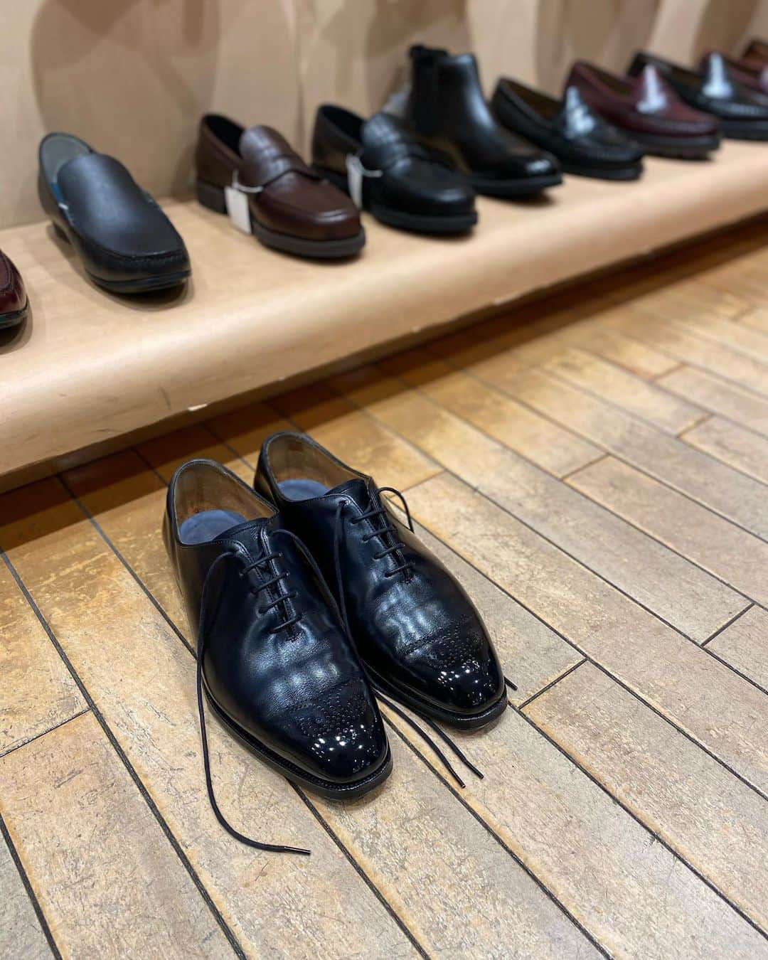 Yuya Hasegawaさんのインスタグラム写真 - (Yuya HasegawaInstagram)「【Isetan Shinjuku event】 @isetanmens_shoes  The event at Isetan Shinjuku store ended yesterday. It was the most fun day!  #shoeshine  #shoeshineevent #isetan #brifth #joholobb #edwardgreen #gazianoandgirling #trickers #tokyo #japan」2月22日 23時17分 - yuya.hasegawa.brift.h