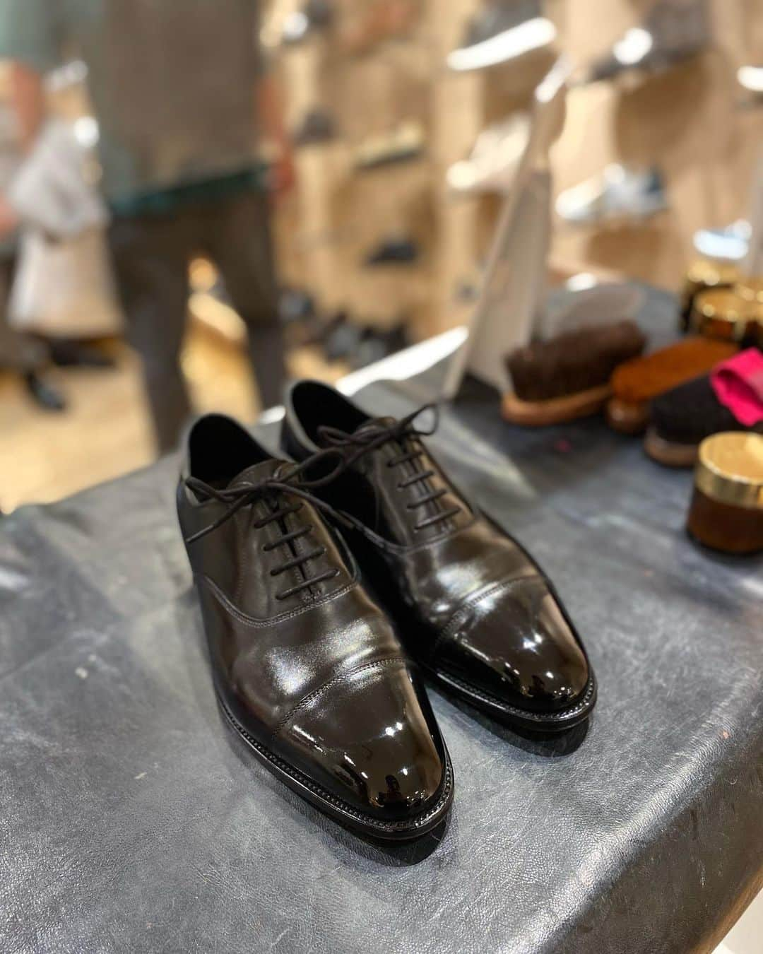 Yuya Hasegawaさんのインスタグラム写真 - (Yuya HasegawaInstagram)「【Isetan Shinjuku event】 @isetanmens_shoes  The event at Isetan Shinjuku store ended yesterday. It was the most fun day!  #shoeshine  #shoeshineevent #isetan #brifth #joholobb #edwardgreen #gazianoandgirling #trickers #tokyo #japan」2月22日 23時17分 - yuya.hasegawa.brift.h